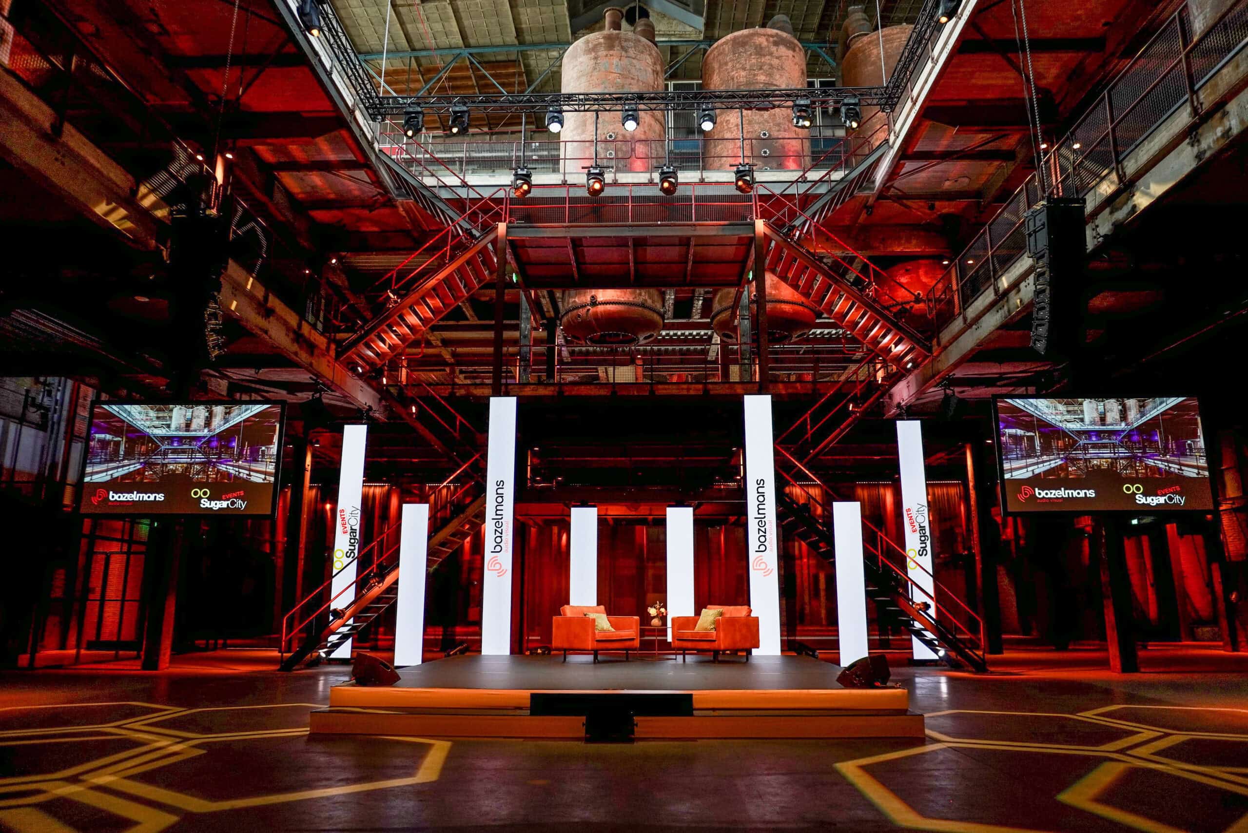 Veilige evenementenlocatie in Amsterdam met moderne inrichting en comfortabele zitplaatsen.