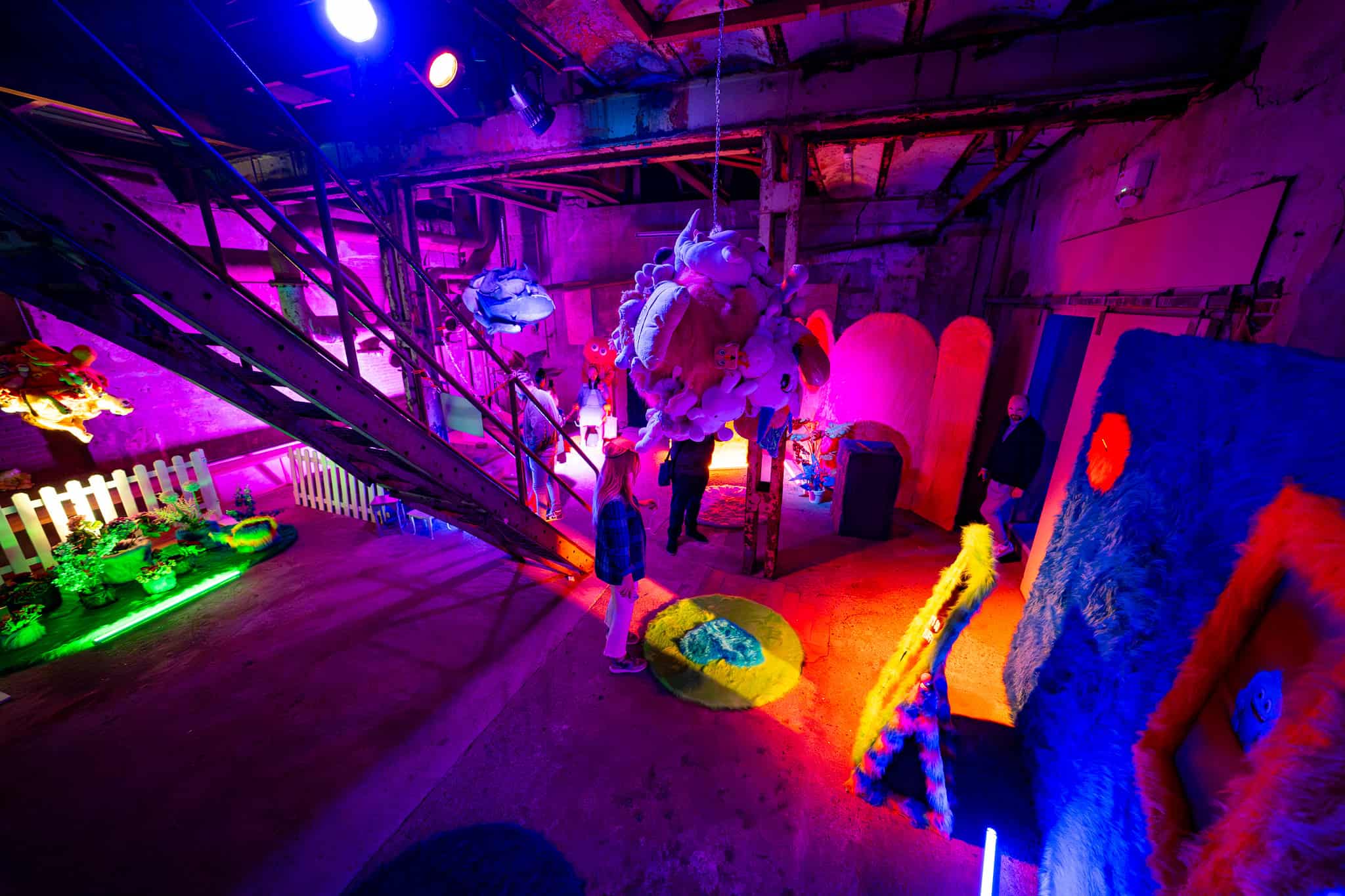 Creatieve ruimte voor evenementen met levendige verlichting en unieke decoraties.