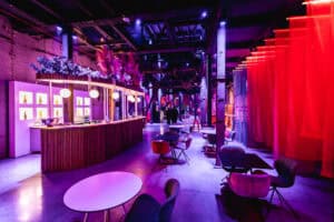 Gezellige lounge met kleurrijk verlichte bar en comfortabele zitplaatsen.