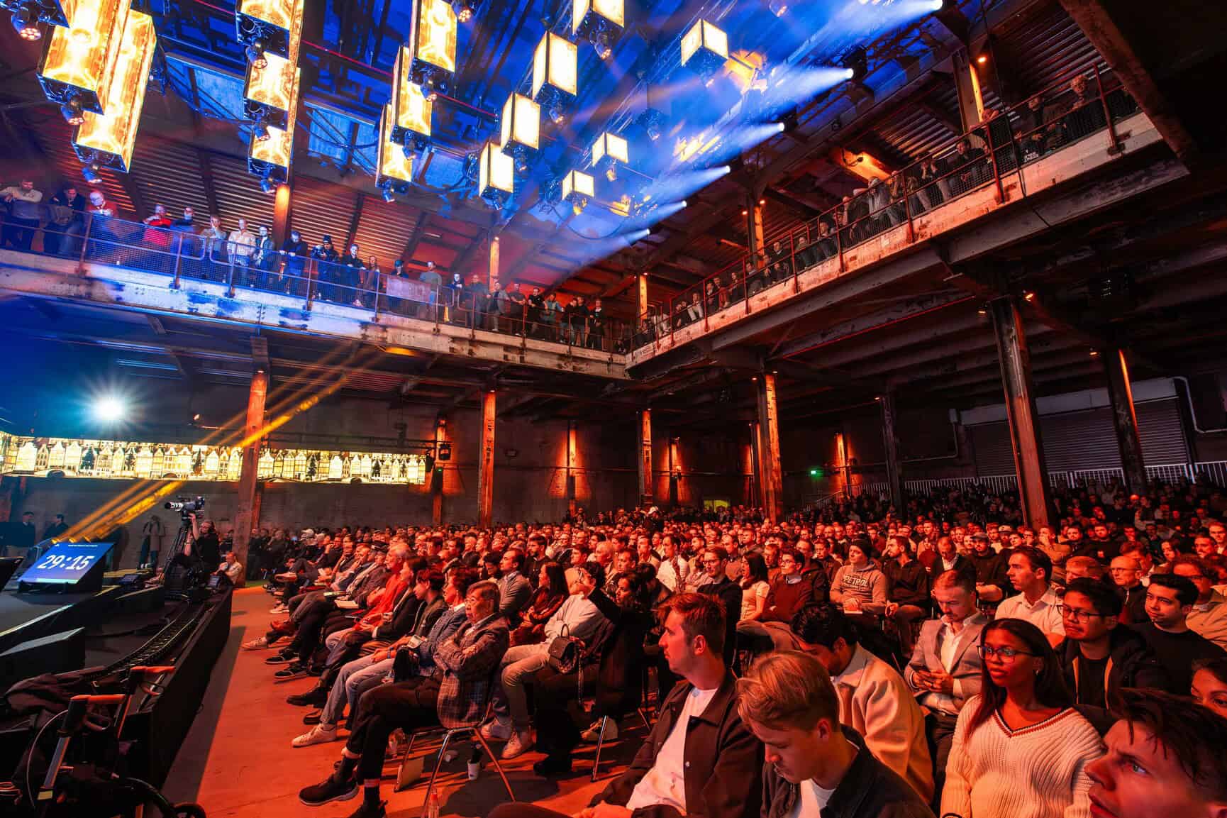 Evenement in de Middenfabriek met een grote menigte en sfeervolle verlichting.