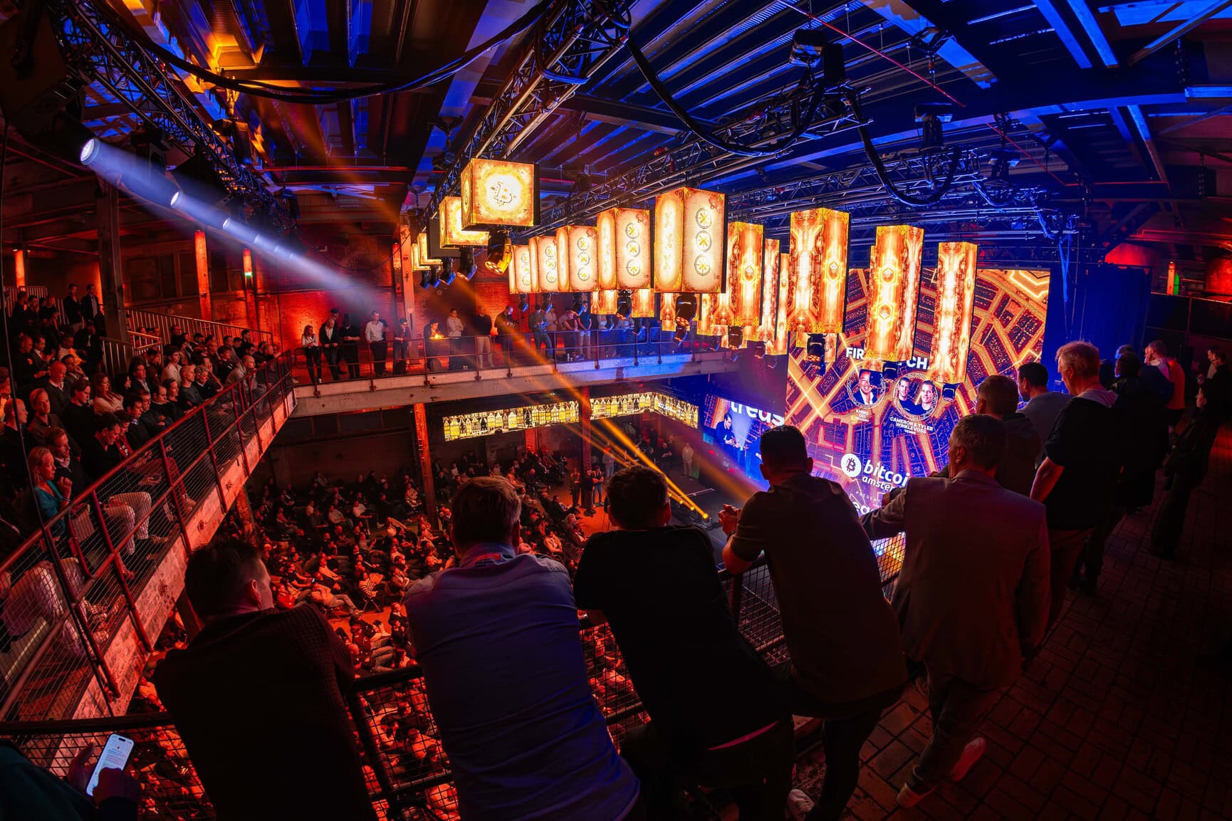 Evenement in de Middenfabriek met levendige verlichting en publiek.