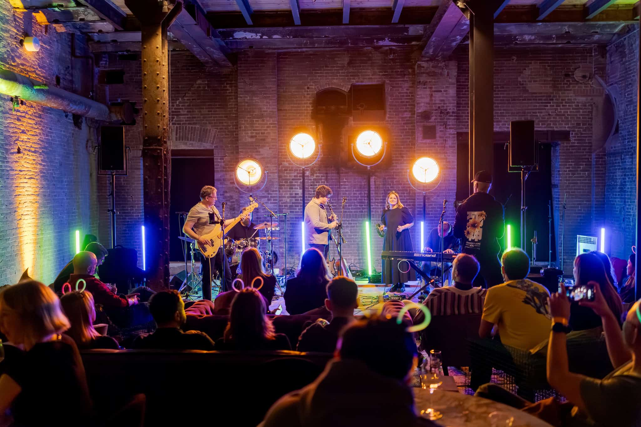 Muziekoptreden in de Bietenwasruimte met band en publiek.