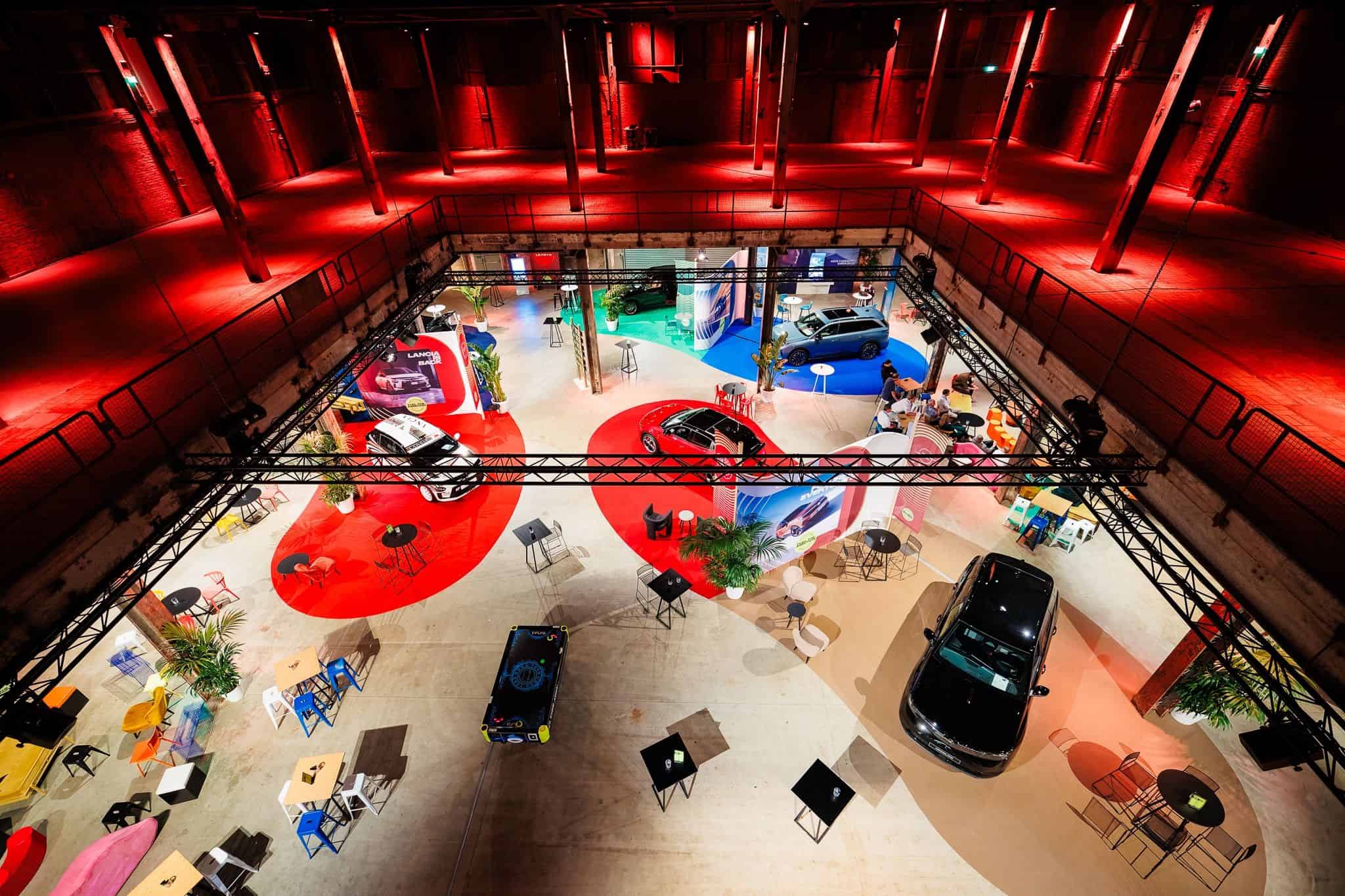 Interieur van de Middenfabriek met diverse auto's en zitplaatsen.