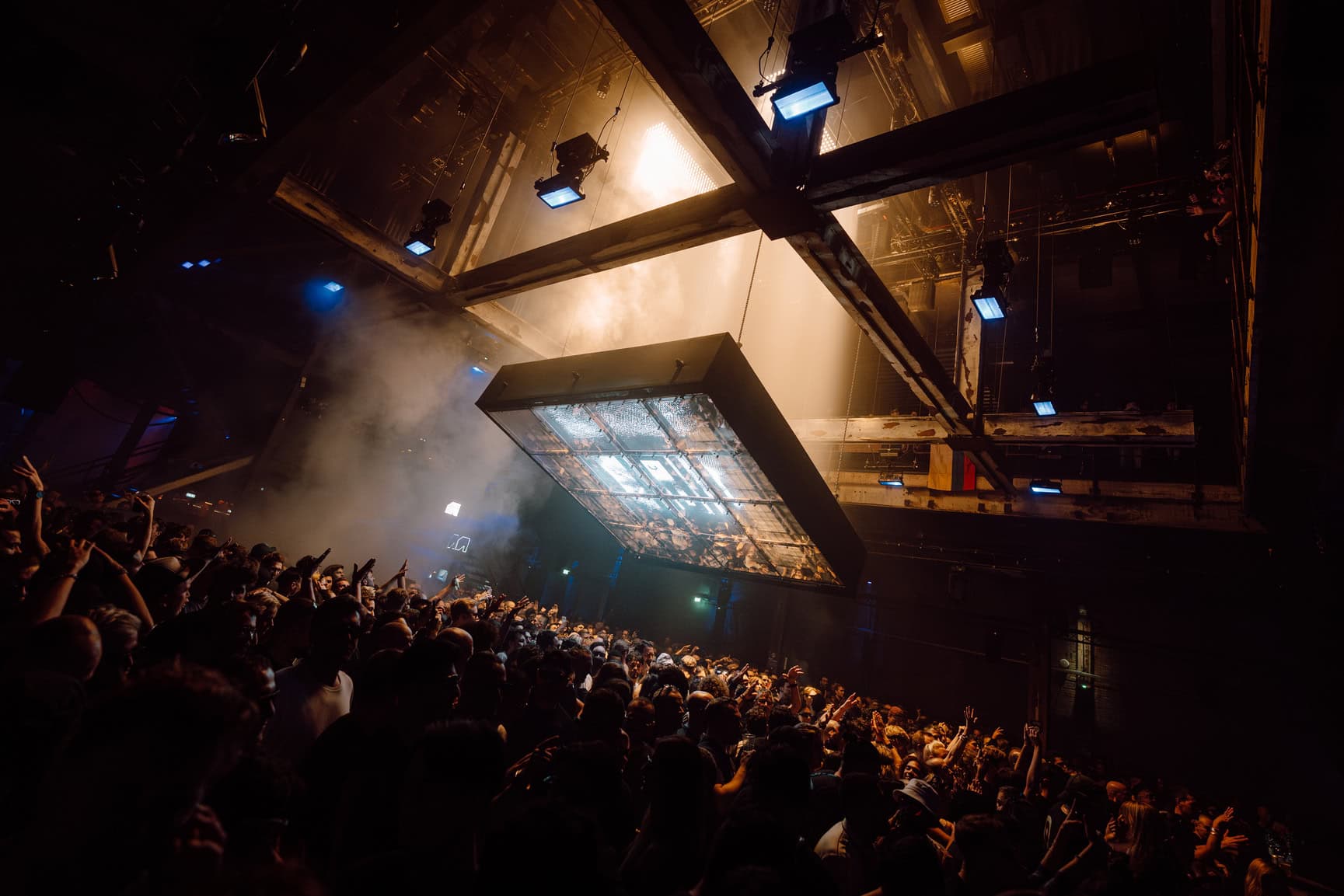 Bezoekers genieten van een live optreden in de Middenfabriek concertzaal.