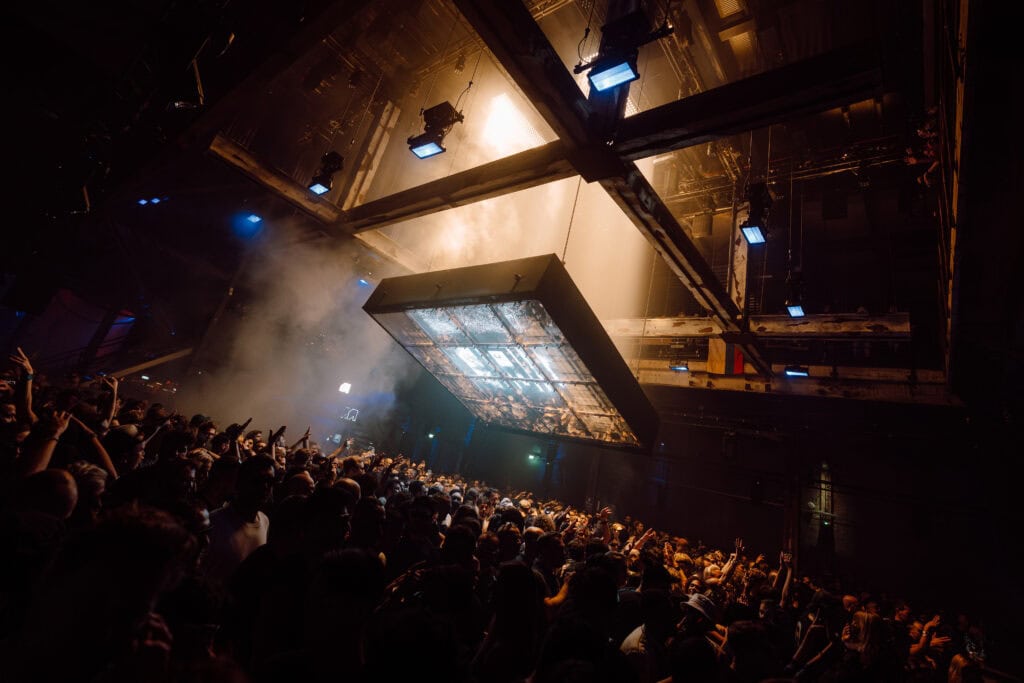 Live concert in de Middenfabriek met een groot publiek en dynamische verlichting.