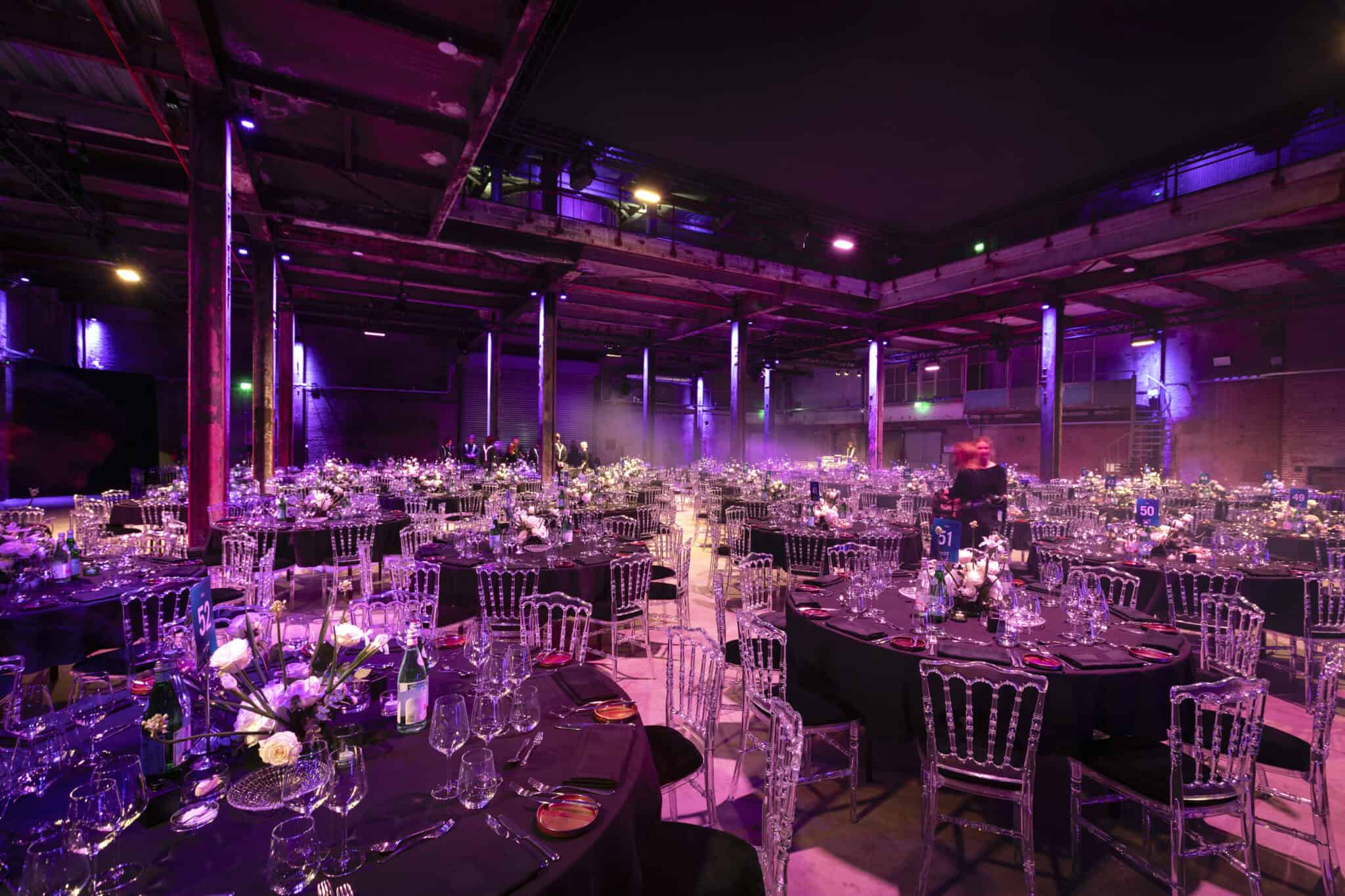 Sfeervolle locatie met uitgebreide opstelling voor evenementen.