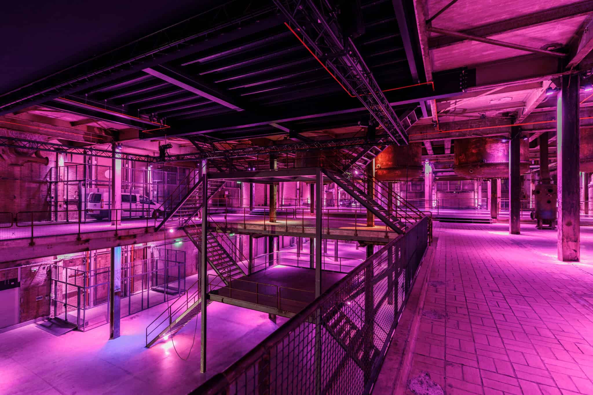 Industrieel interieur van de Middenfabriek met kleurrijk LED-verlichting.