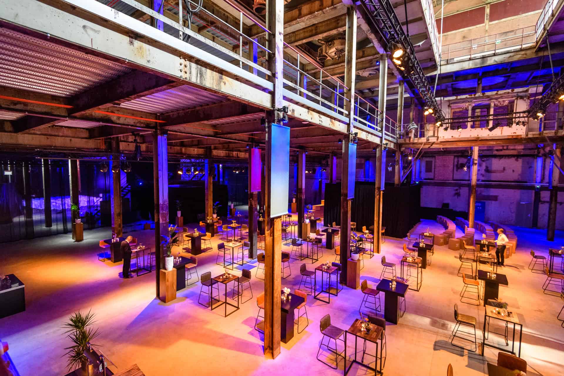 Interieur van de Middenfabriek met industriële uitstraling en sfeervolle verlichting.