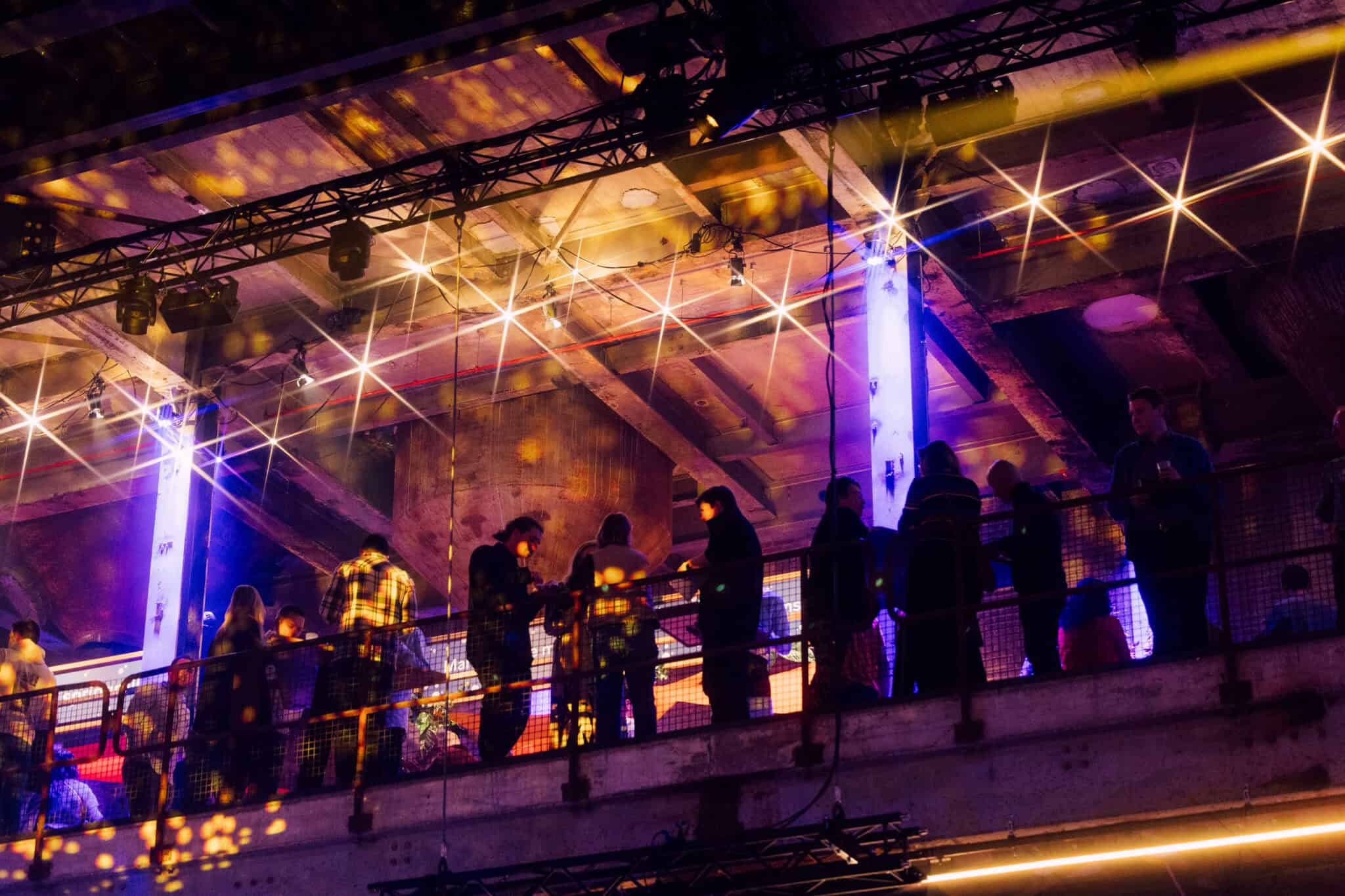 Mensen genieten van muziek en sfeer in de Middenfabriek bij SugarFactory.
