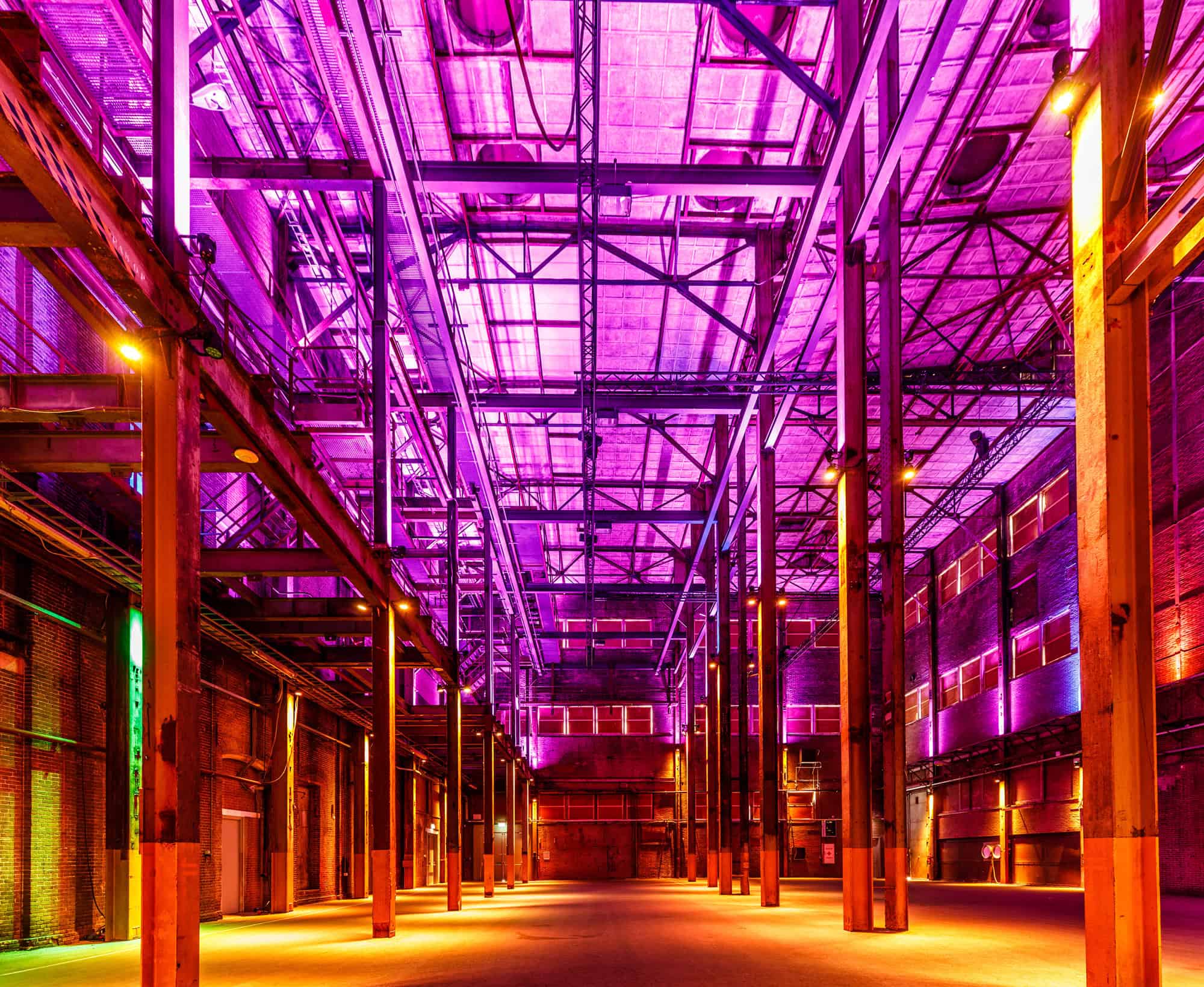 Binnenkant van de Pulppersloods met levendige roze en gele LED-verlichting.