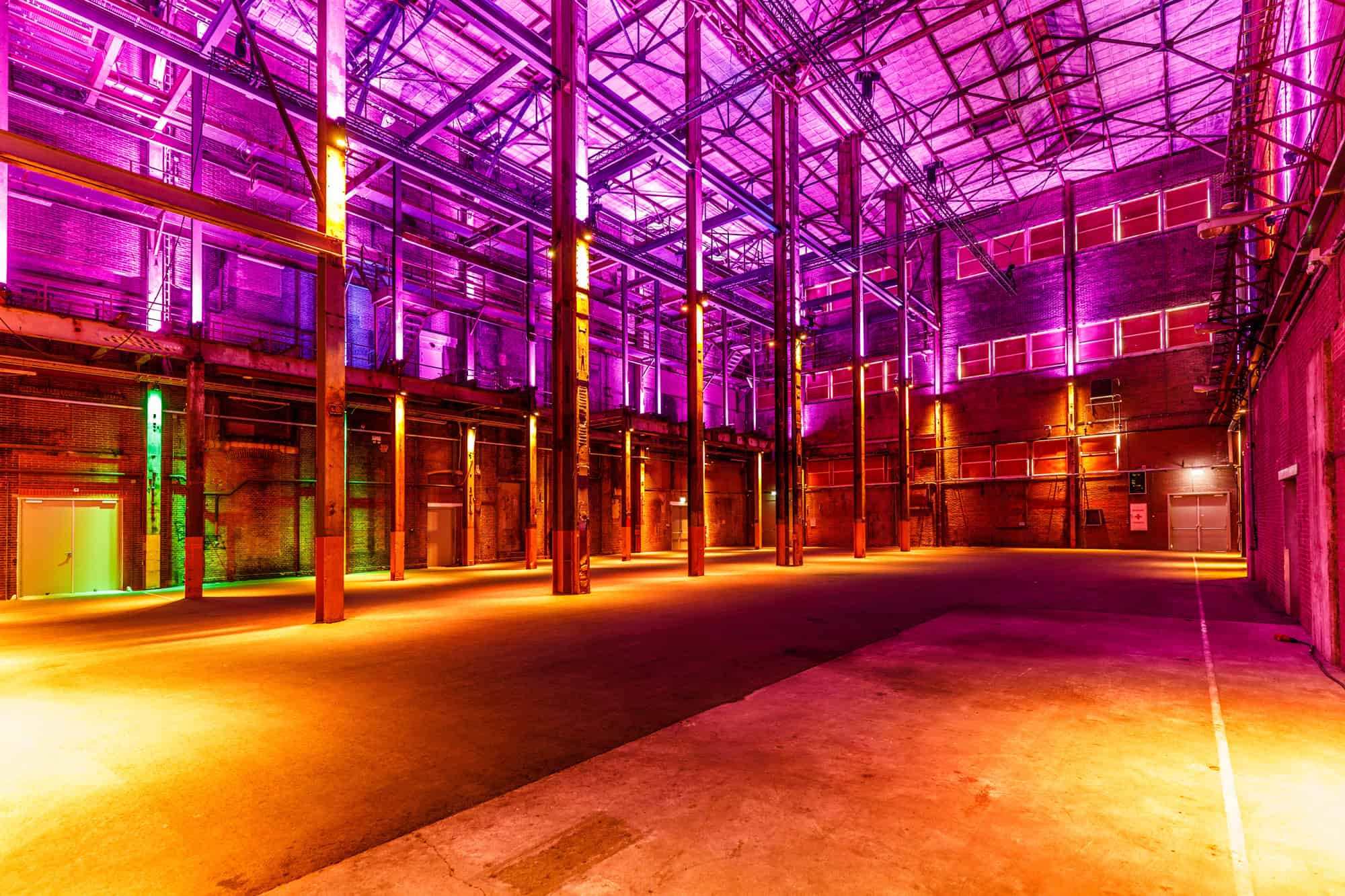 Neonverlichte Pulppersloods met kleurrijke verlichting en industriële uitstraling.