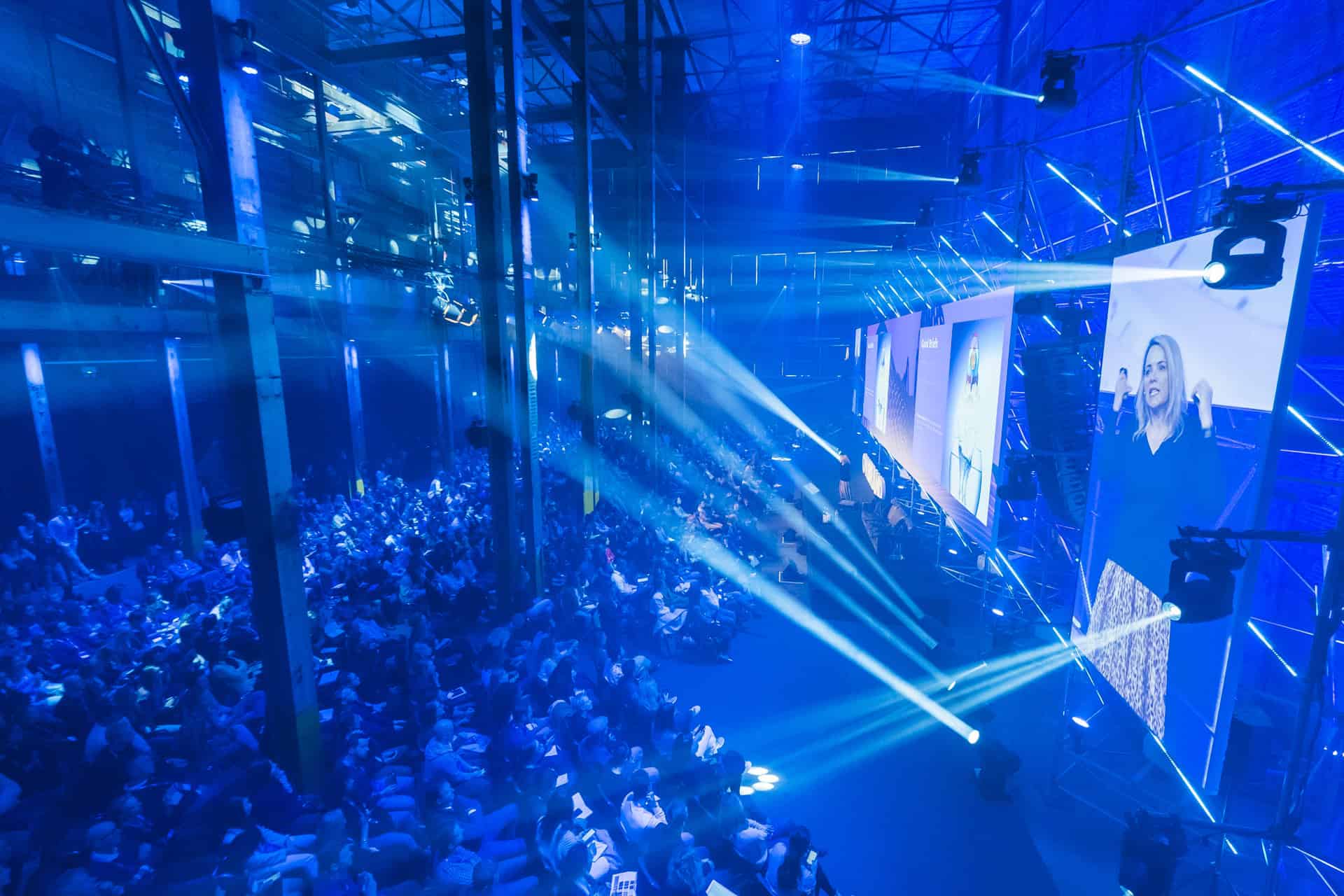 Evenementenlocatie Pulppersloods met indrukwekkende licht- en geluidseffecten, perfect voor concerte.