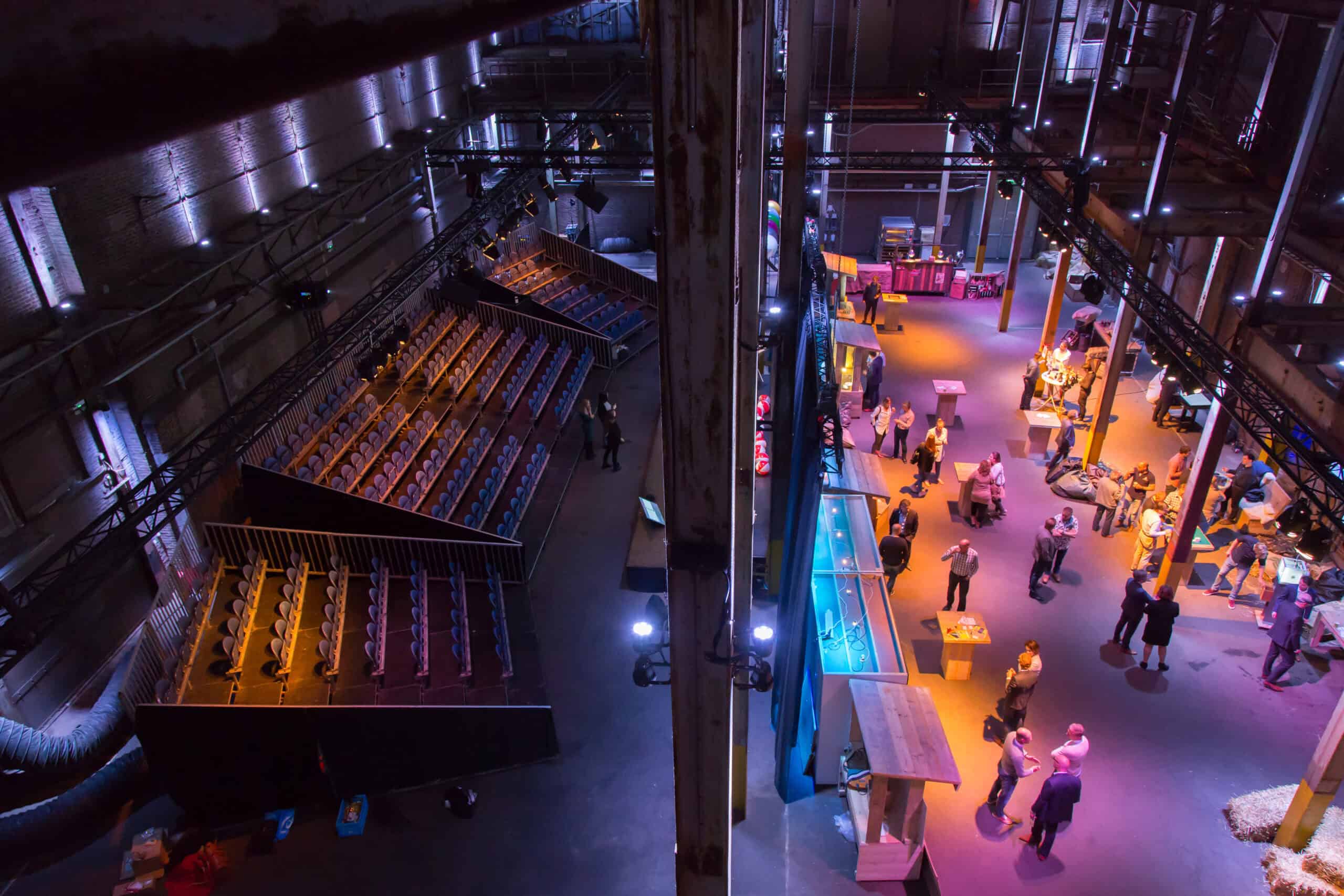Industrieel interieur van de Pulppersloods met gezellige sfeer en bezoekers.