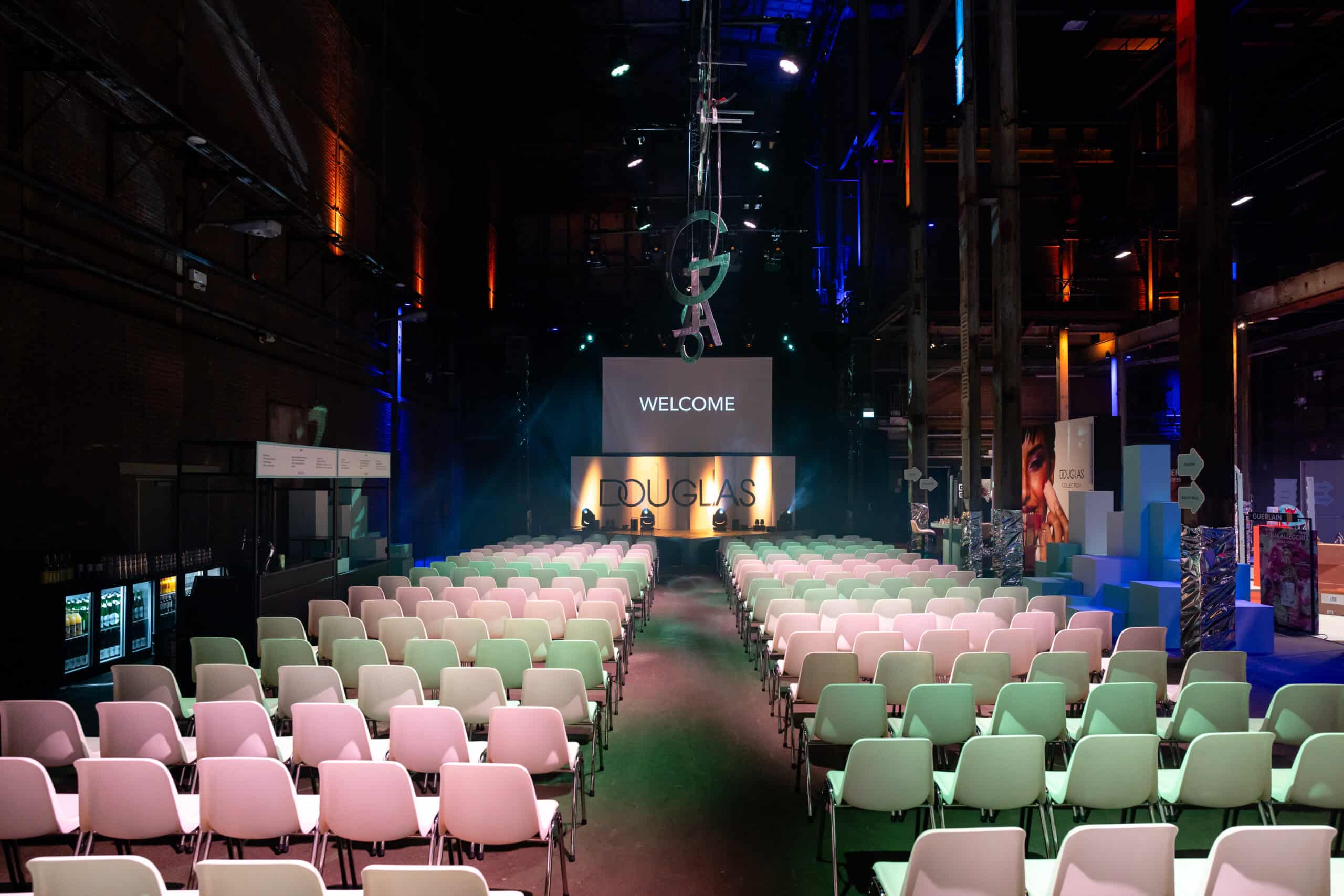 Evenementenruimte in Pulppersloods met stoelen en podium.