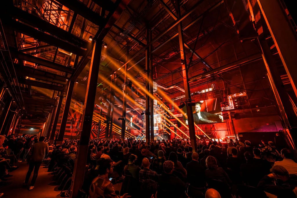 Industriehal Pulppersloods met live muziek en publiek.