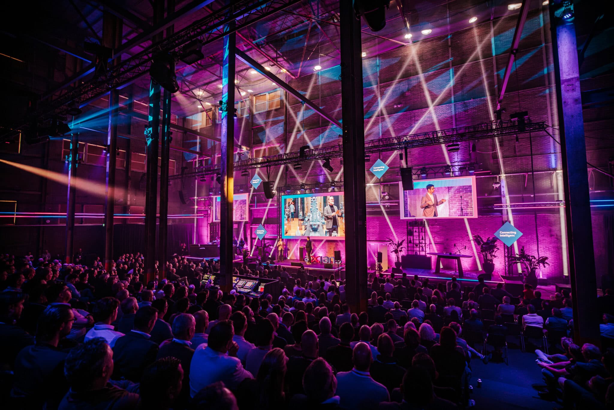 Evenementenlocatie in de Pulppersloods met levendige verlichting.