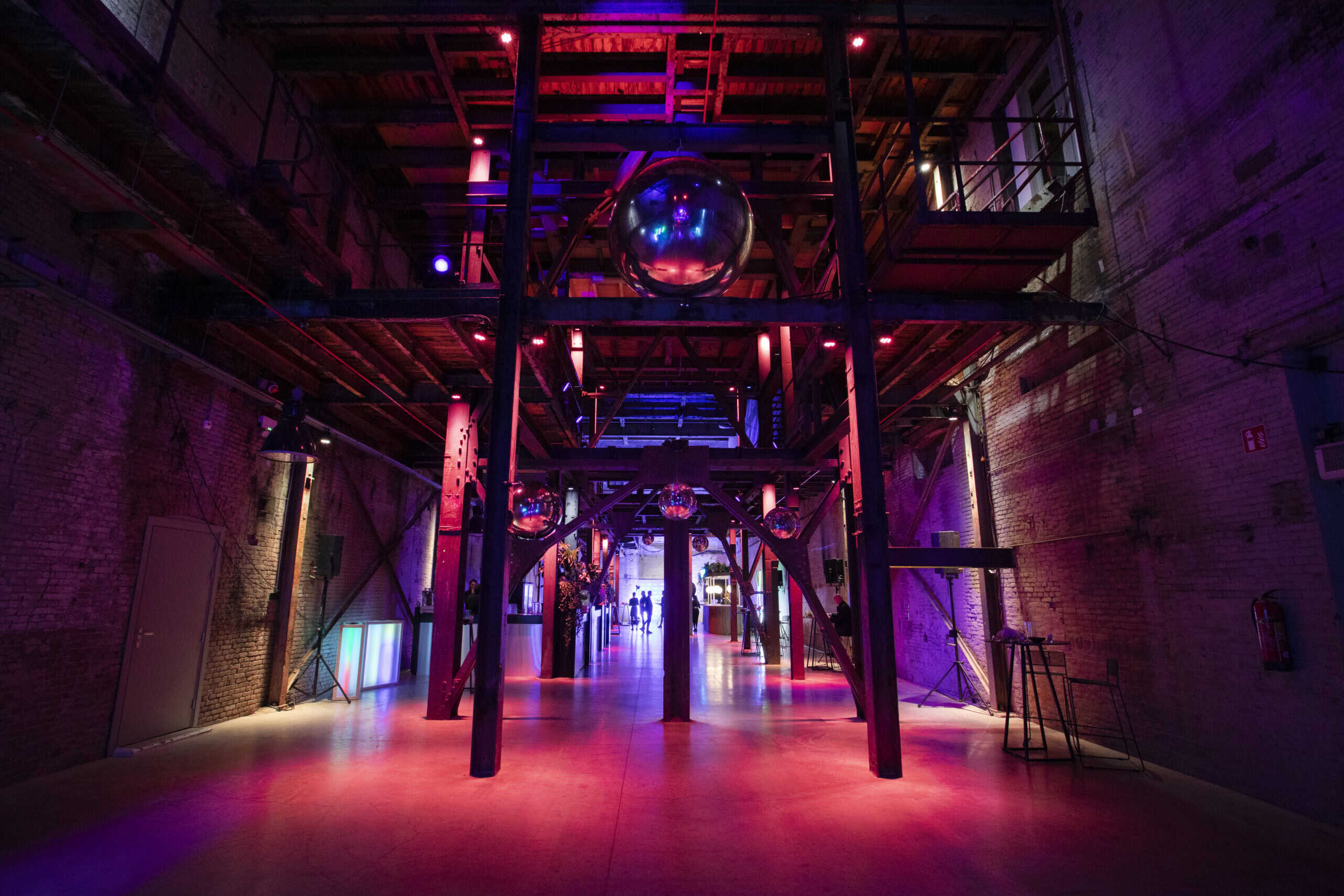 Industriële locatie in Binnenstraat met levendige neonverlichting en moderne inrichting, perfect voo.