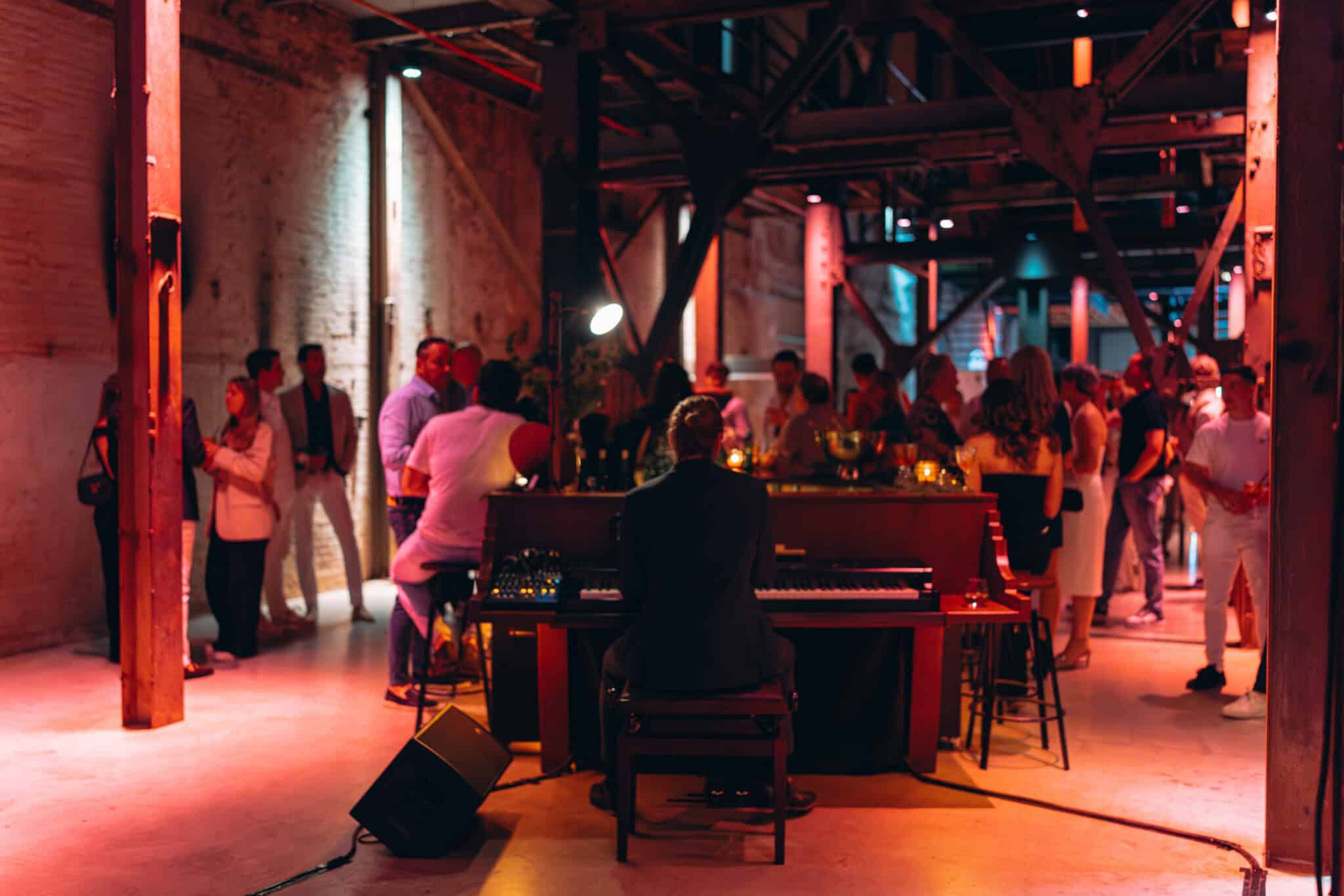 Binnenstraat sfeer met live muziek en gezellige mensen in de SugarFactory.