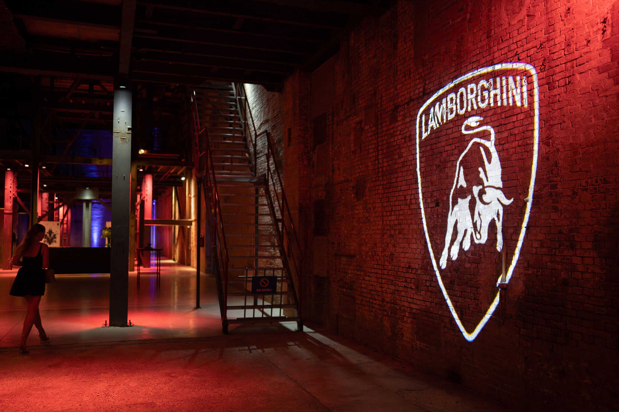 Lamborghini logo geprojecteerd op een rode bakstenen muur in Binnenstraat.