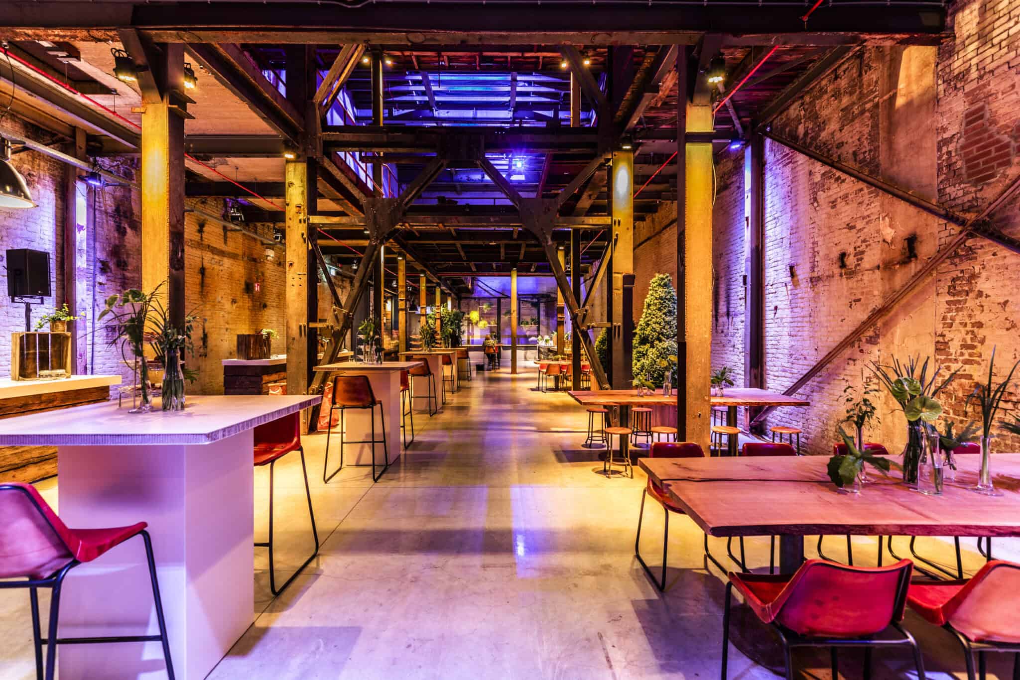 Industrieel interieur in Binnenstraat bij SugarFactory met gezellige zitplaatsen en sfeervolle verli.