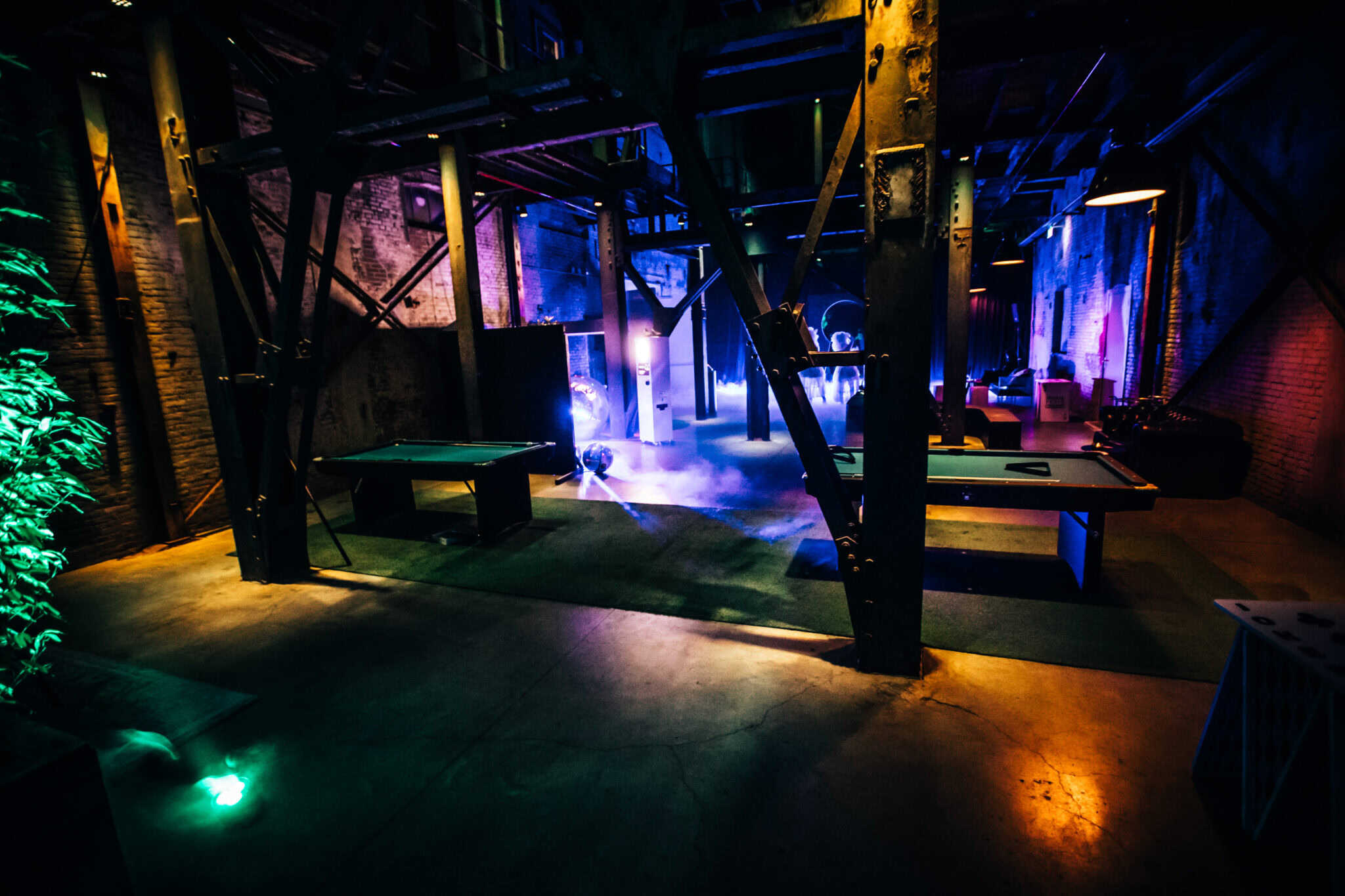Binnenstraat met industriële sfeer en kleurrijk lichtspektakel.