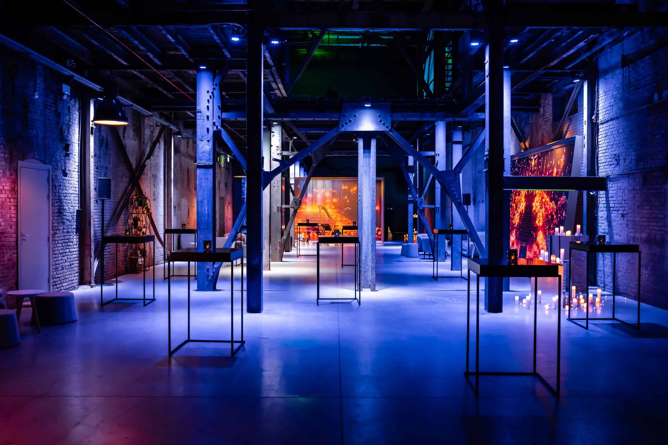 Binnenstraat bij SugarFactory met industrieel design en sfeervolle verlichting.