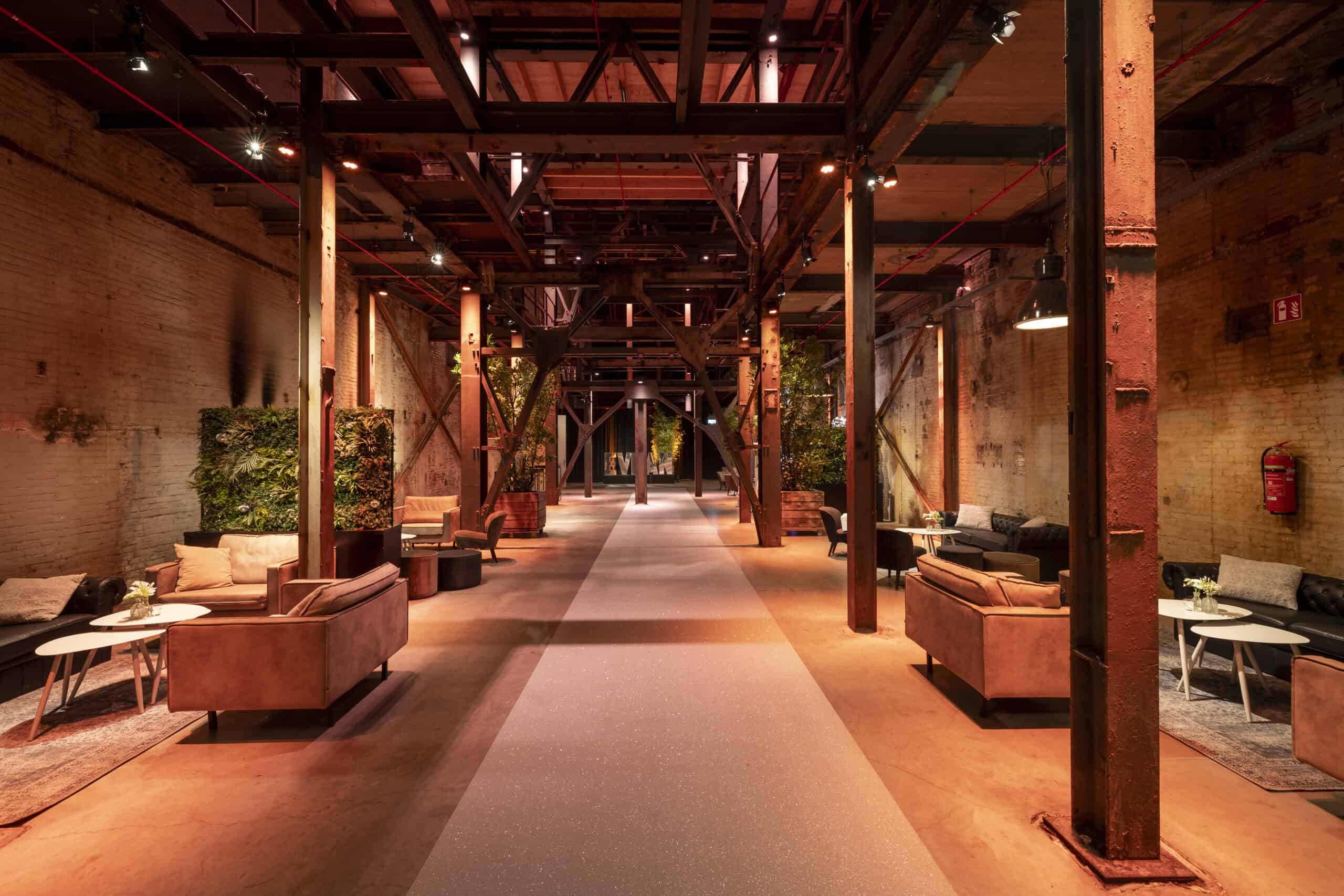 Binnenstraat bij SugarFactory, een sfeervolle locatie met industrieel design en gezellige zitplaatse.