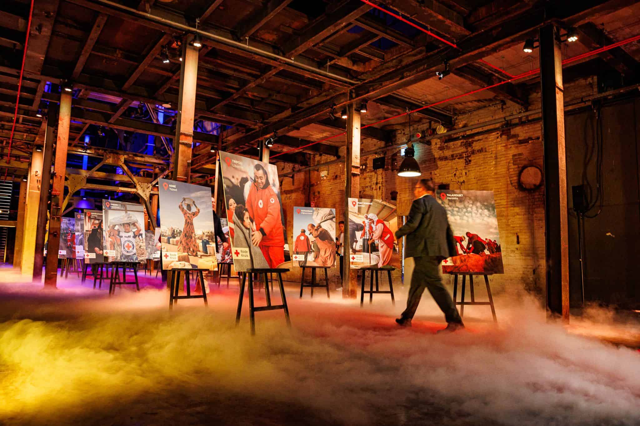 Kunsttentoonstelling in Binnenstraat met foto's en kunstwerken bij SugarFactory.