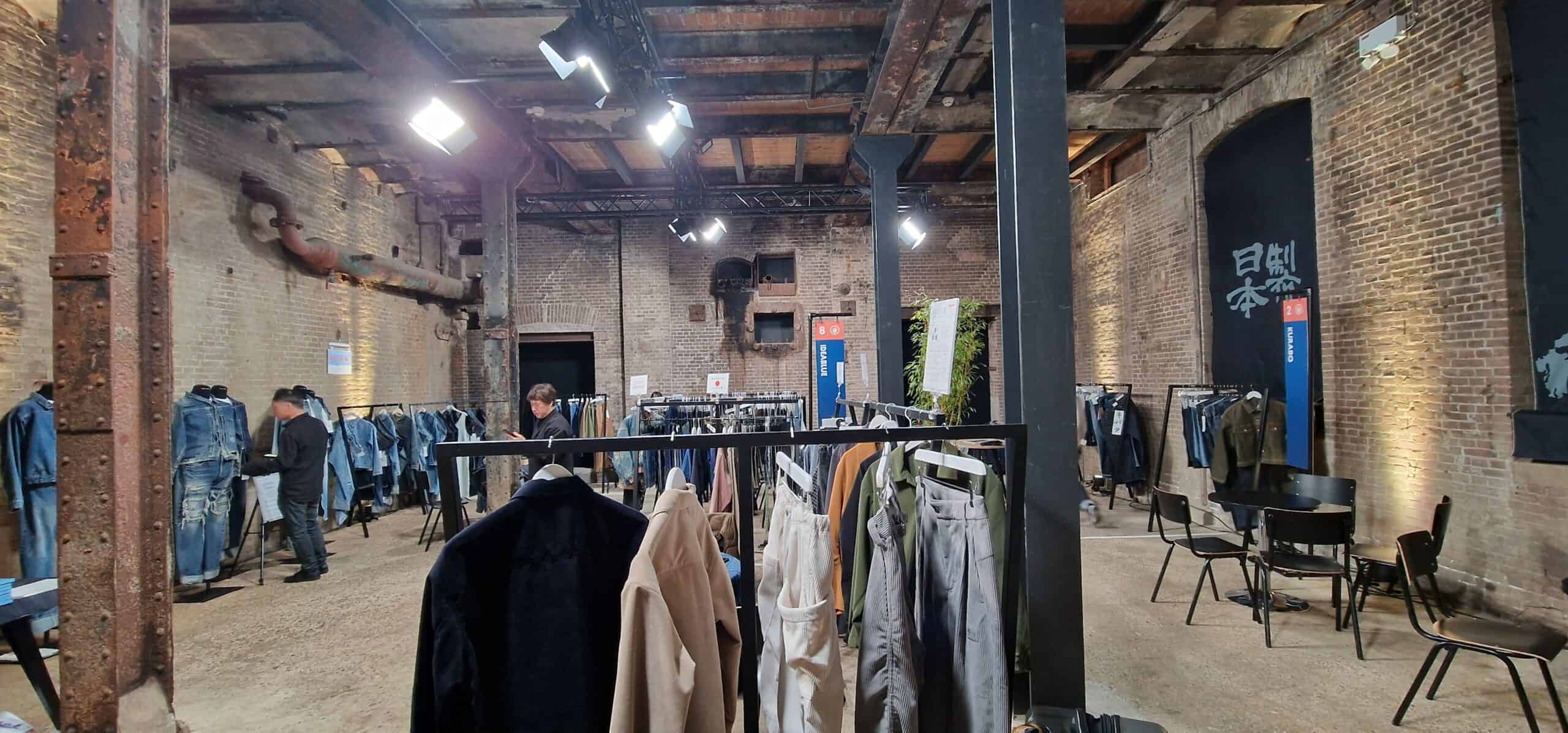 Bietenwasruimte met kledingrekken in industriële setting.