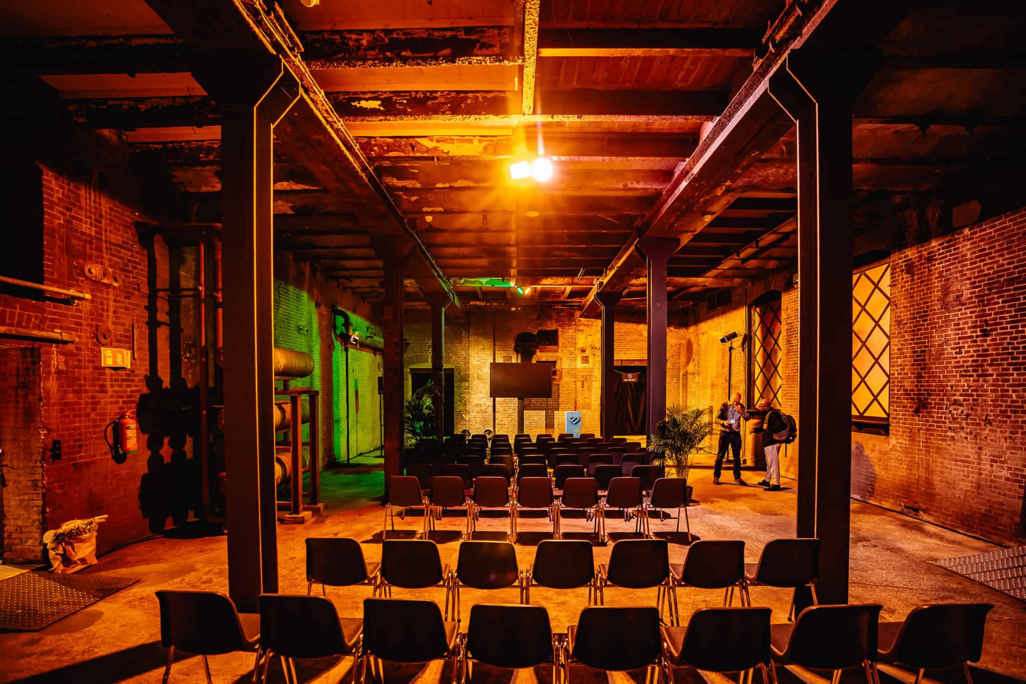 Bietenwasruimte met industriële uitstraling en zitplaatsen voor evenementen.