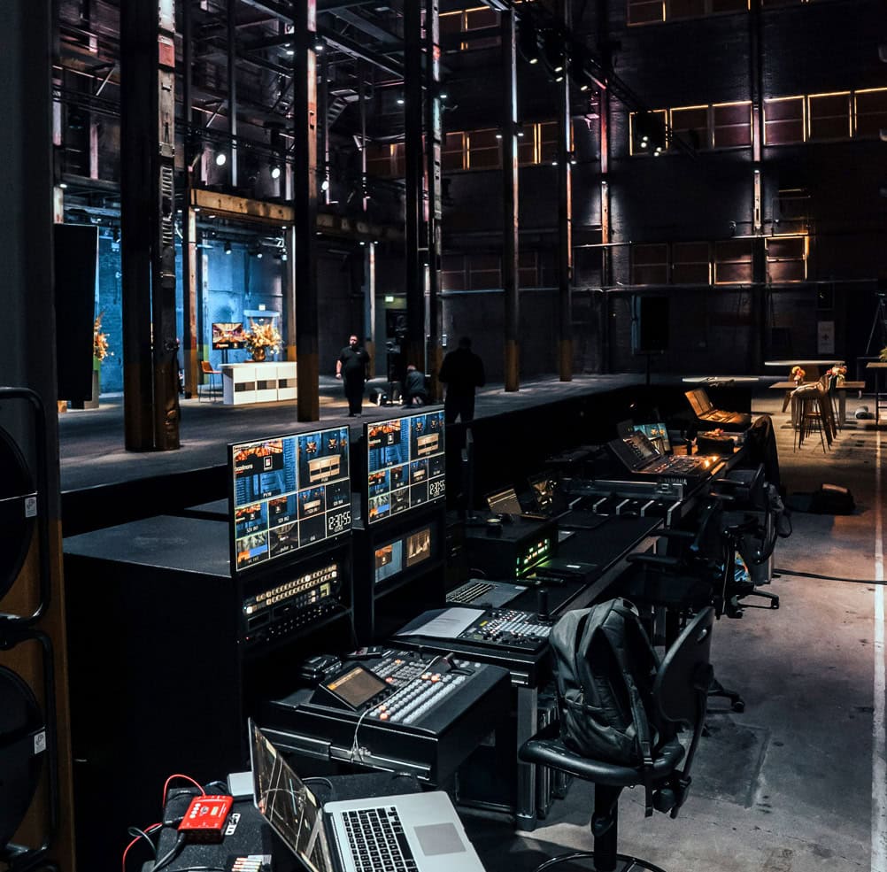 Professionele webcaststudio in Pulppersloods met podium en technische apparatuur.