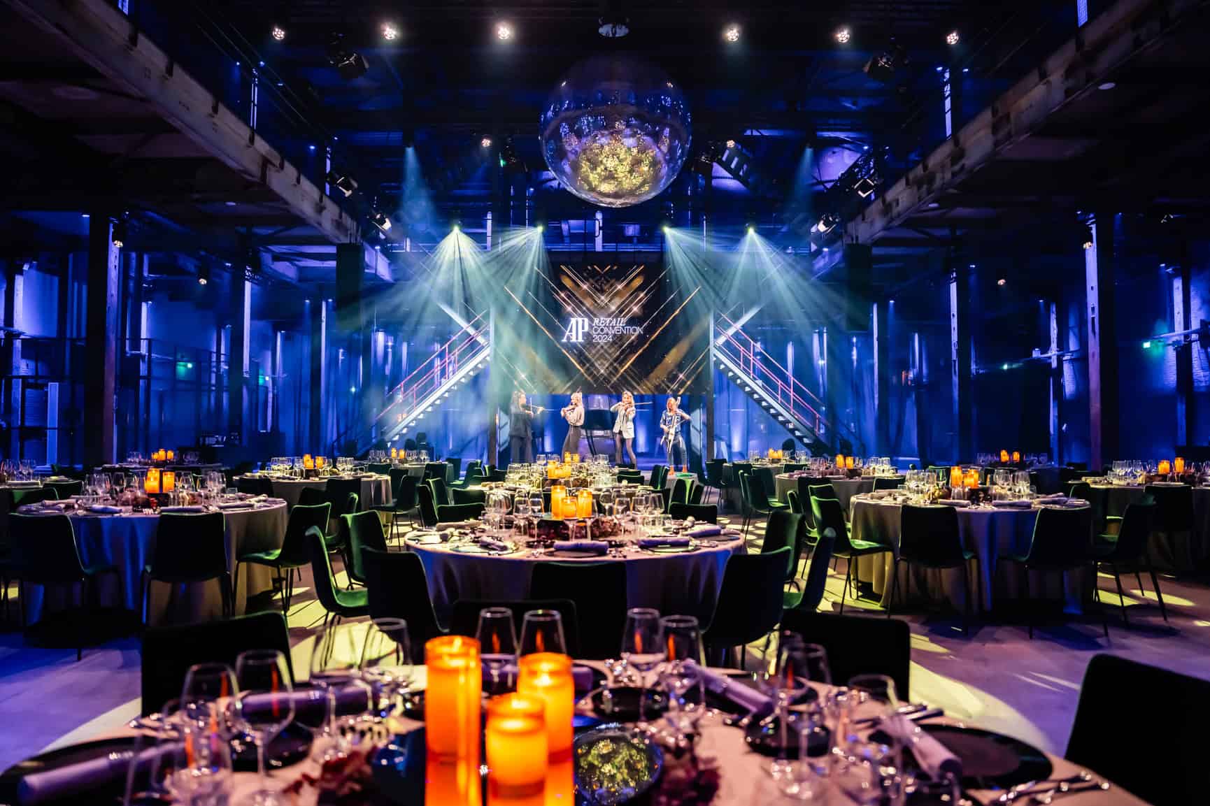 Evenementenlocatie Middenfabriek met sfeervolle verlichting en dansvloer.