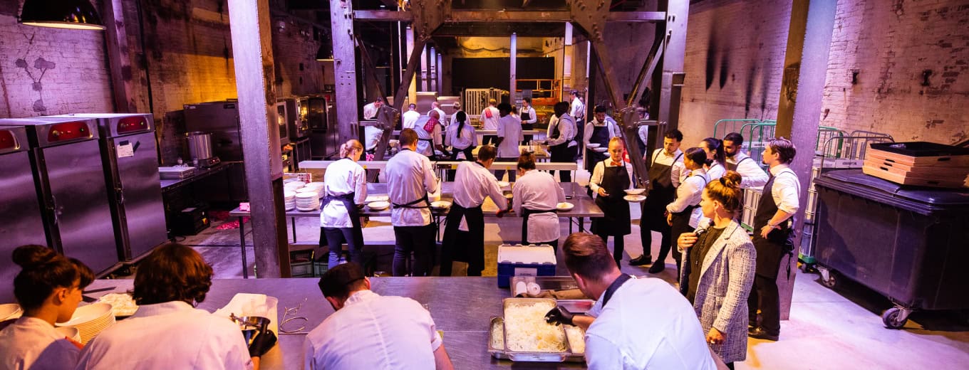 Chef-koks bereiden gerechten tijdens Hete Peper en SugarFactory evenement.