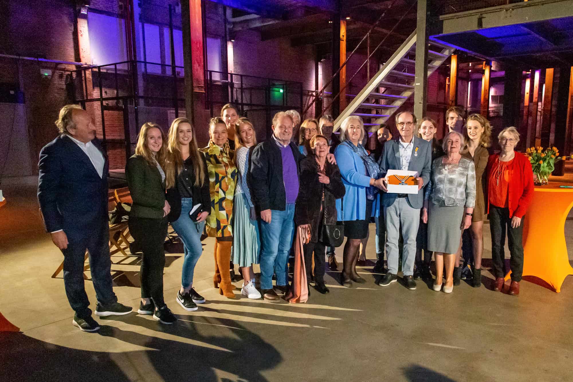 Medewerker ontvangt lintje tijdens feestelijke gebeurtenis bij SugarCity.