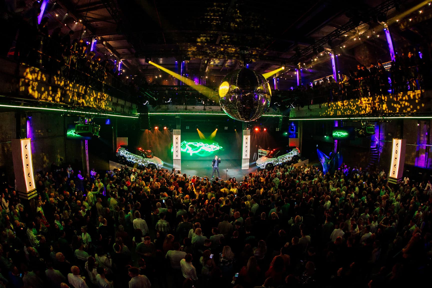 Evenementlocatie Middenfabriek met levendige lichtshows en groot publiek.