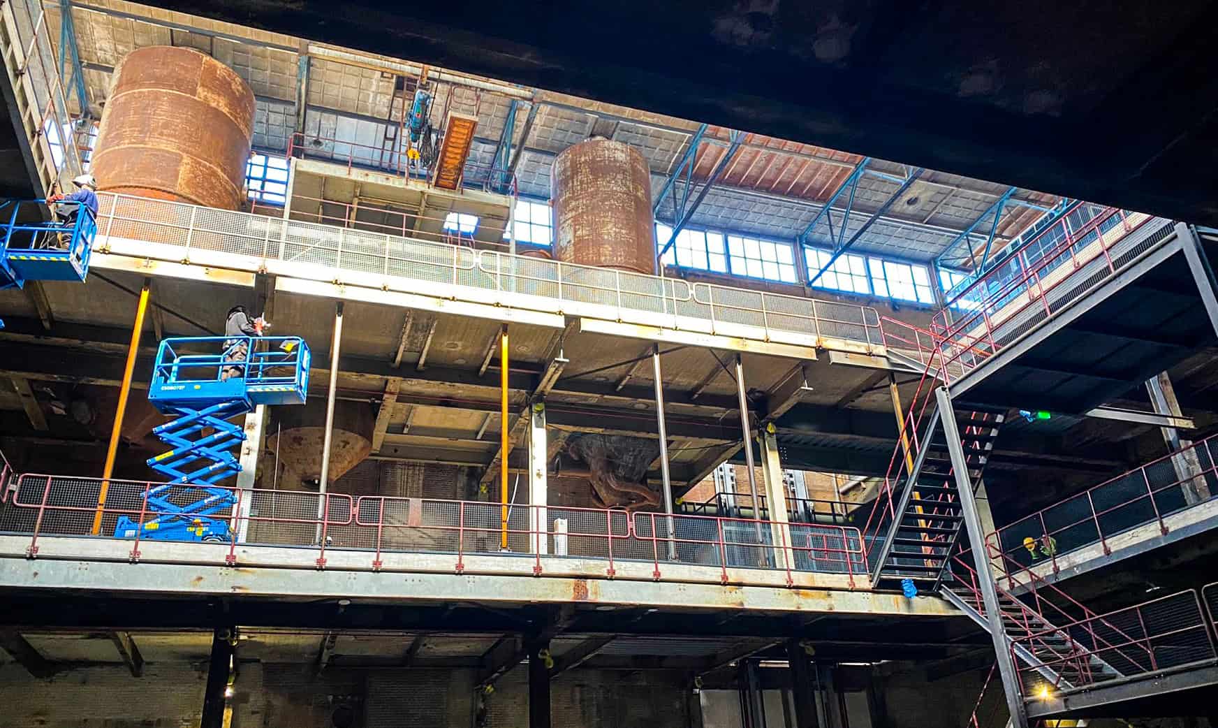 Binnenkant van de Middenfabriek met industriële elementen en constructie.