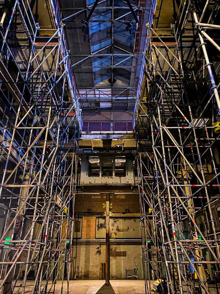 Bouwscaffolding en constructie van de Middenfabriek bij SugarFactory.