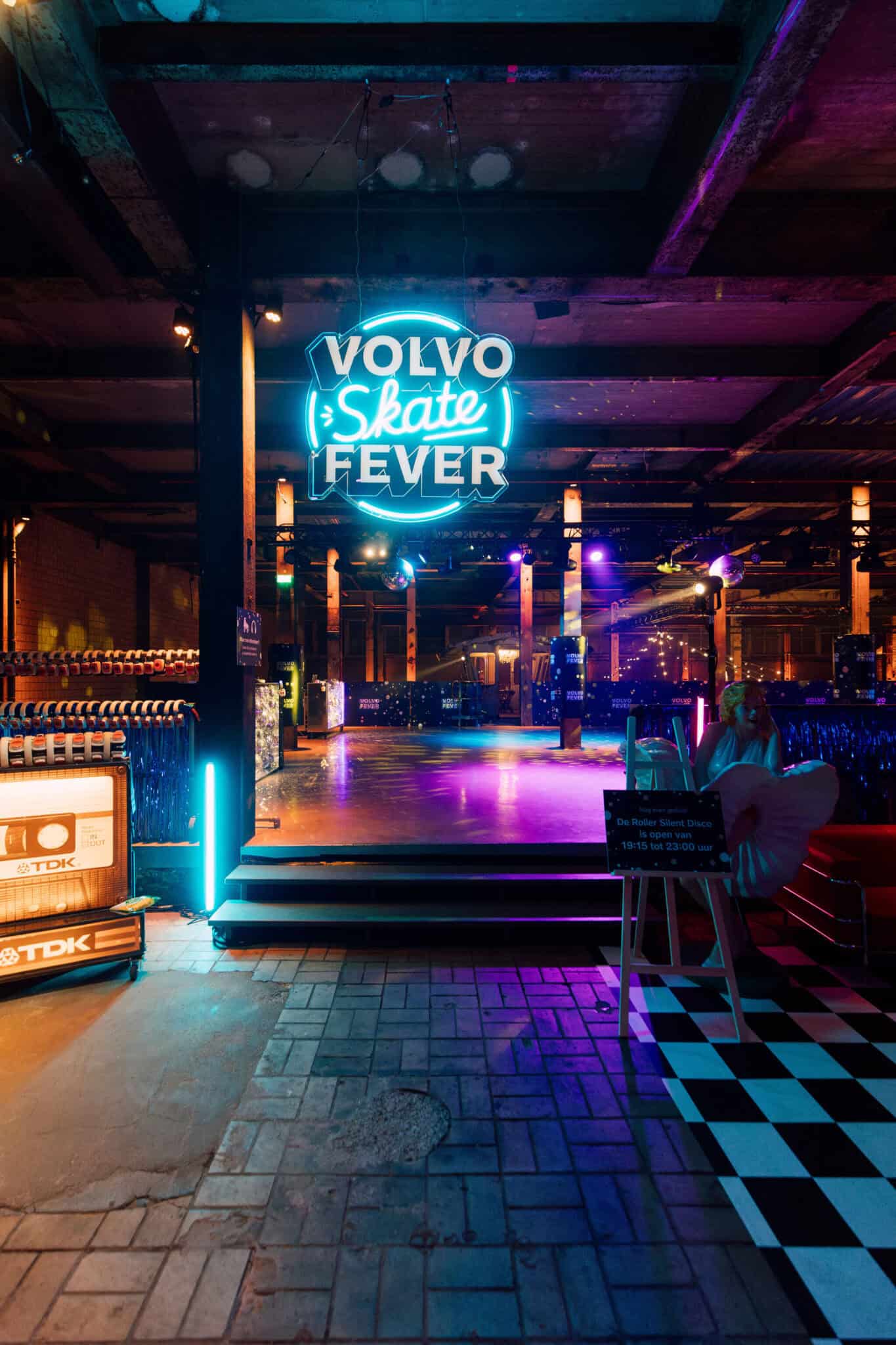 Neonlicht met "Volvo Skate Fever" in een industrieel skatepark.