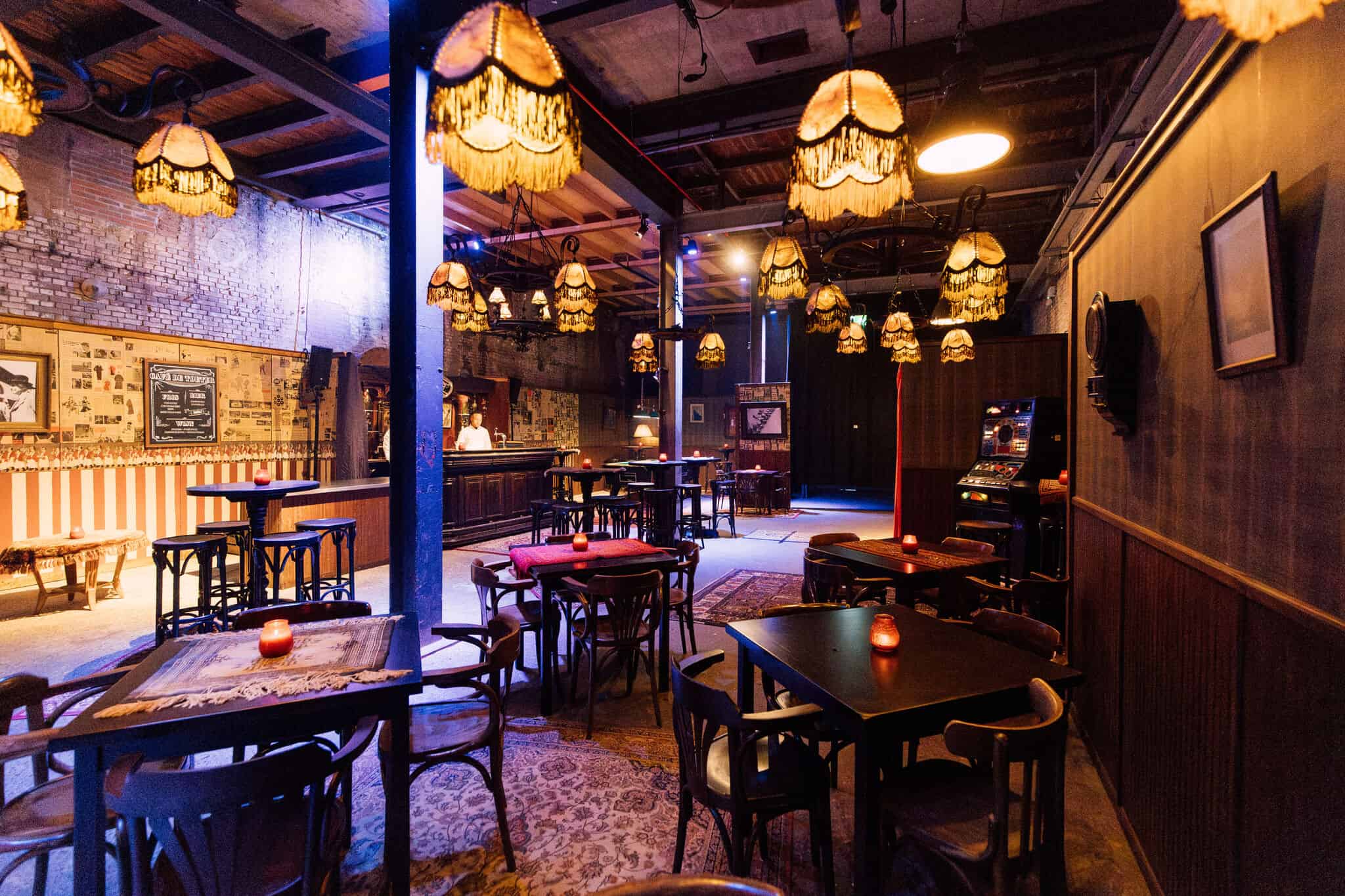 Gezellige Bietenwasruimte in SugarFactory met sfeervolle verlichting.