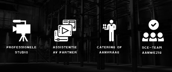 Professioneel studio voor online personeelsfeest met professionele apparatuur en setup.