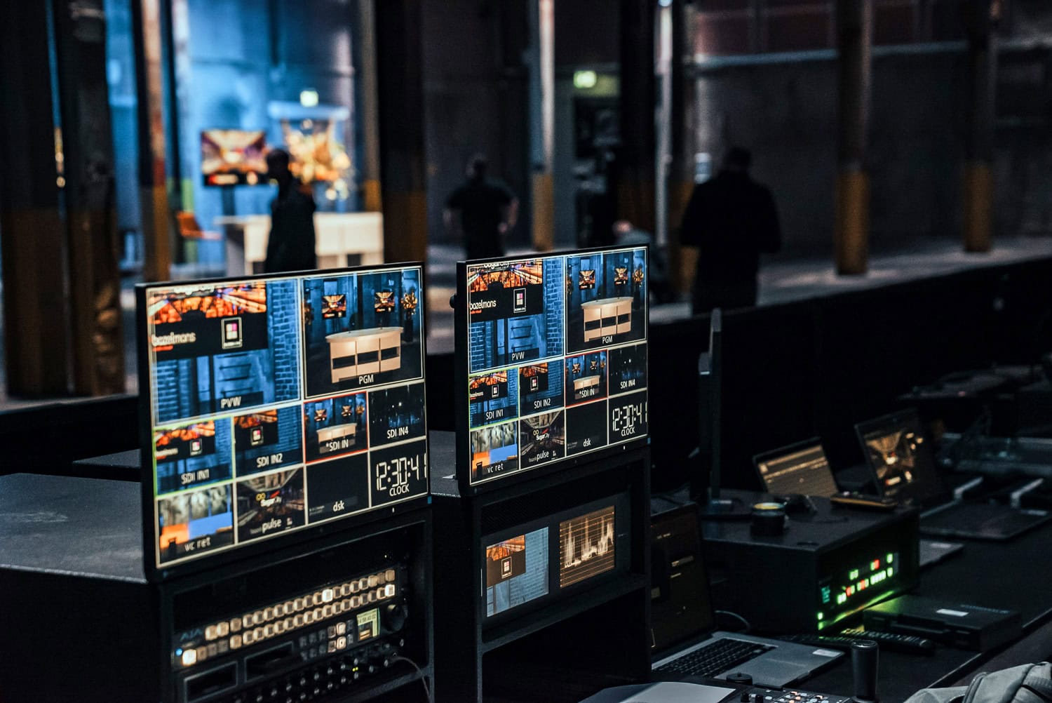 Moderne vergaderruimte met meerdere digitale schermen en technische apparatuur.