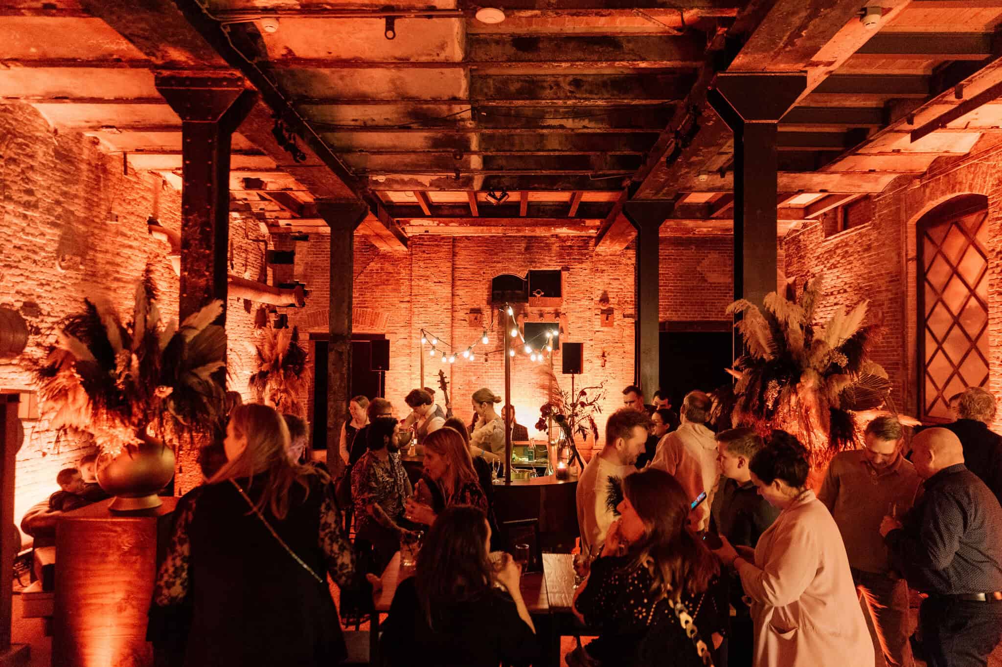 Gezellige Bietenwasruimte met warme verlichting en grote planten.