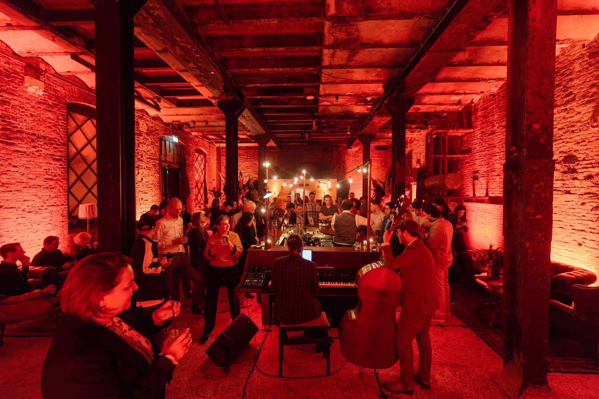 Bietenwasruimte met gezellige sfeer en mensen die genieten van muziek en samenzijn.