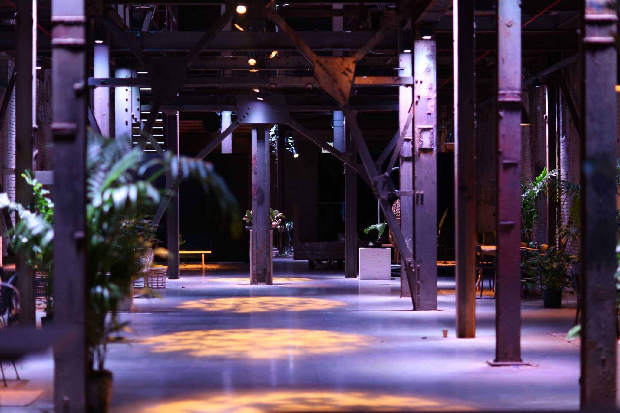 Industrieel interieur van SugarFactory met houten en metalen structuren voor evenementen.