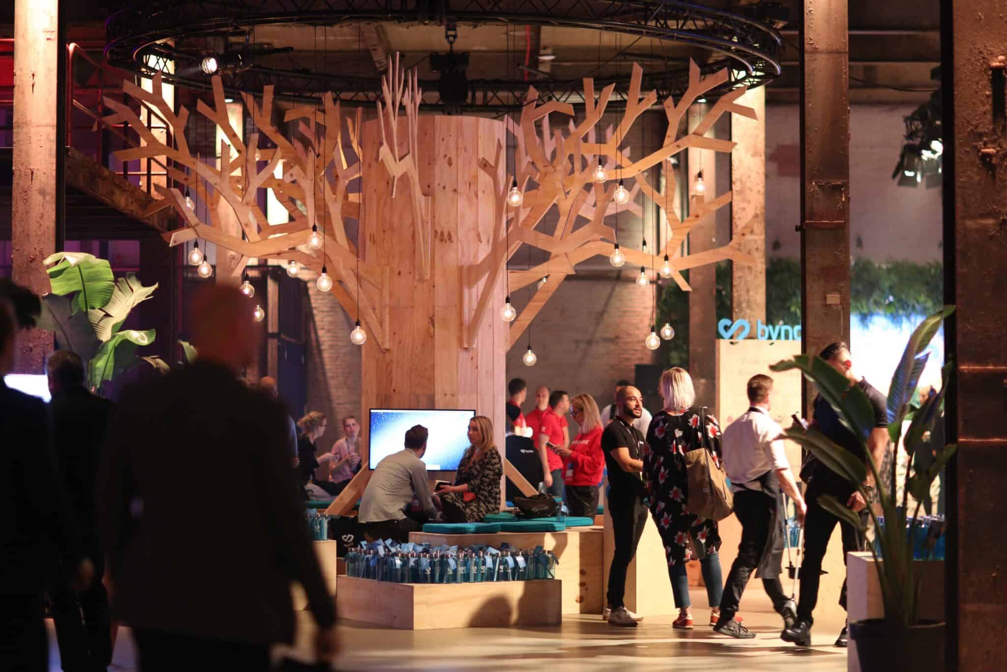 Bezoekers genieten van interactieve displays bij SugarFactory tijdens OnBrand'18.