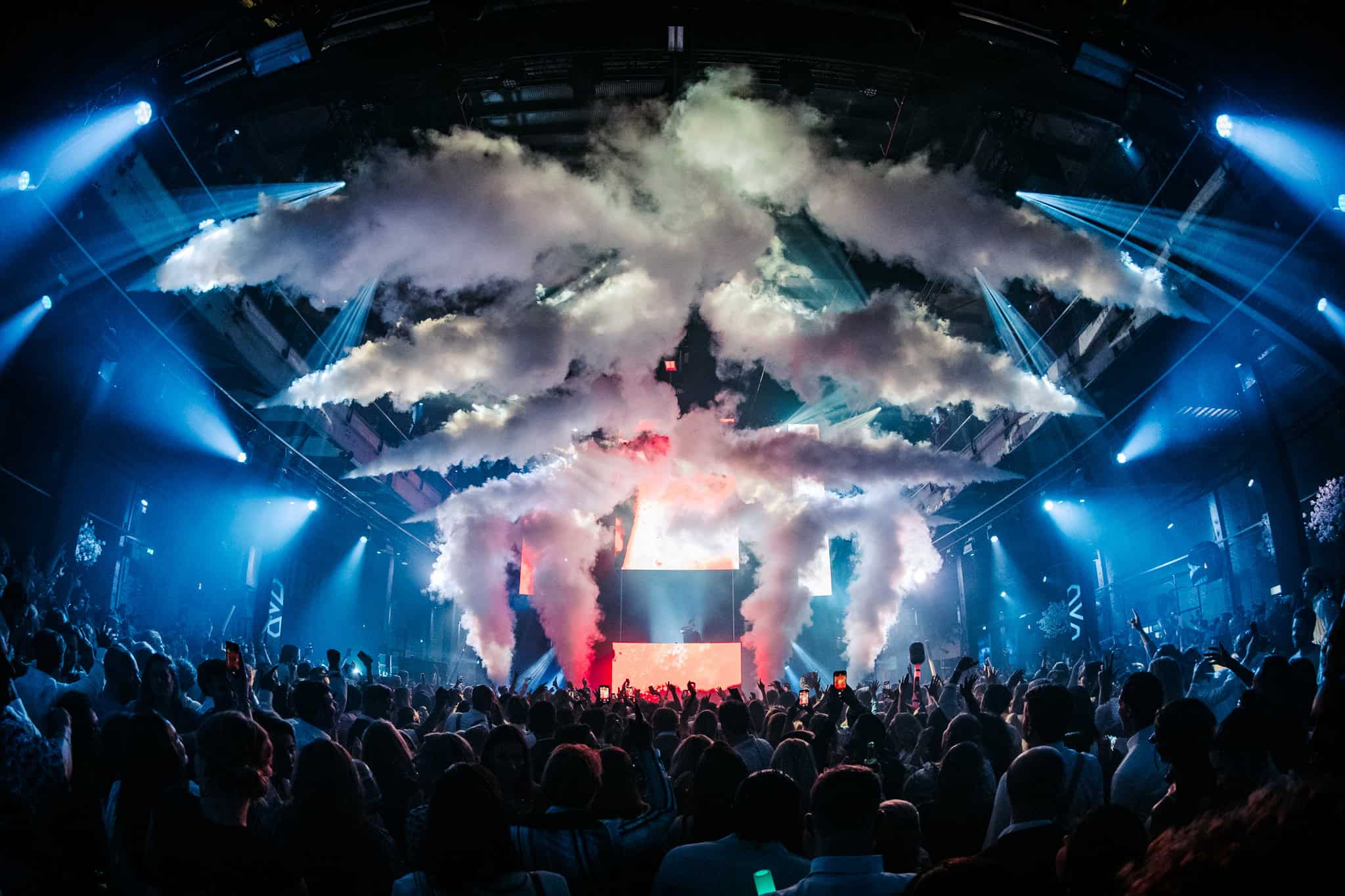 Gezellig concert in SugarFactory met licht- en rookshows, publiek geniet van live muziek en sfeer.