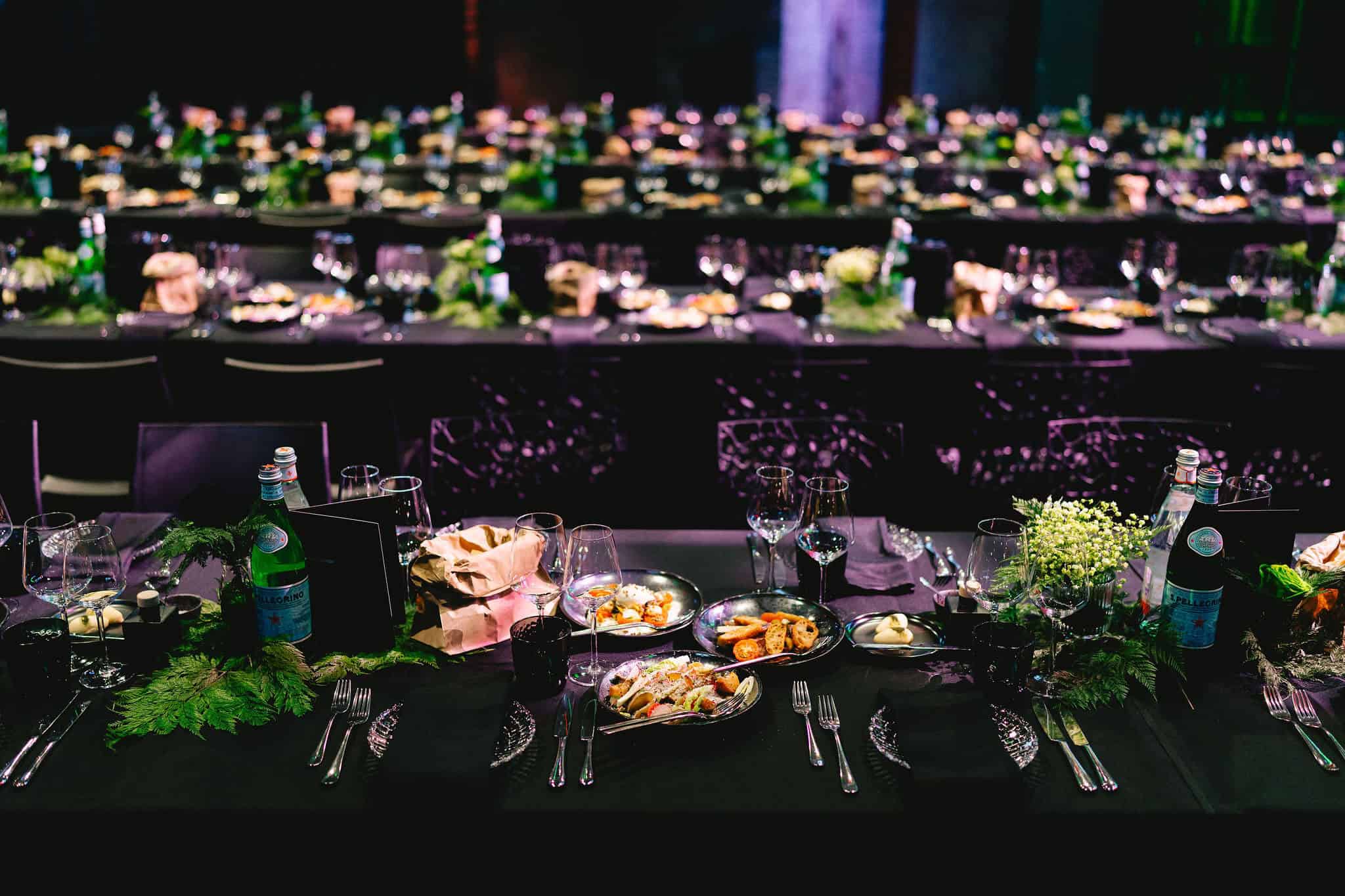 Luxe diner setting met volledige service en sfeervolle decoratie.