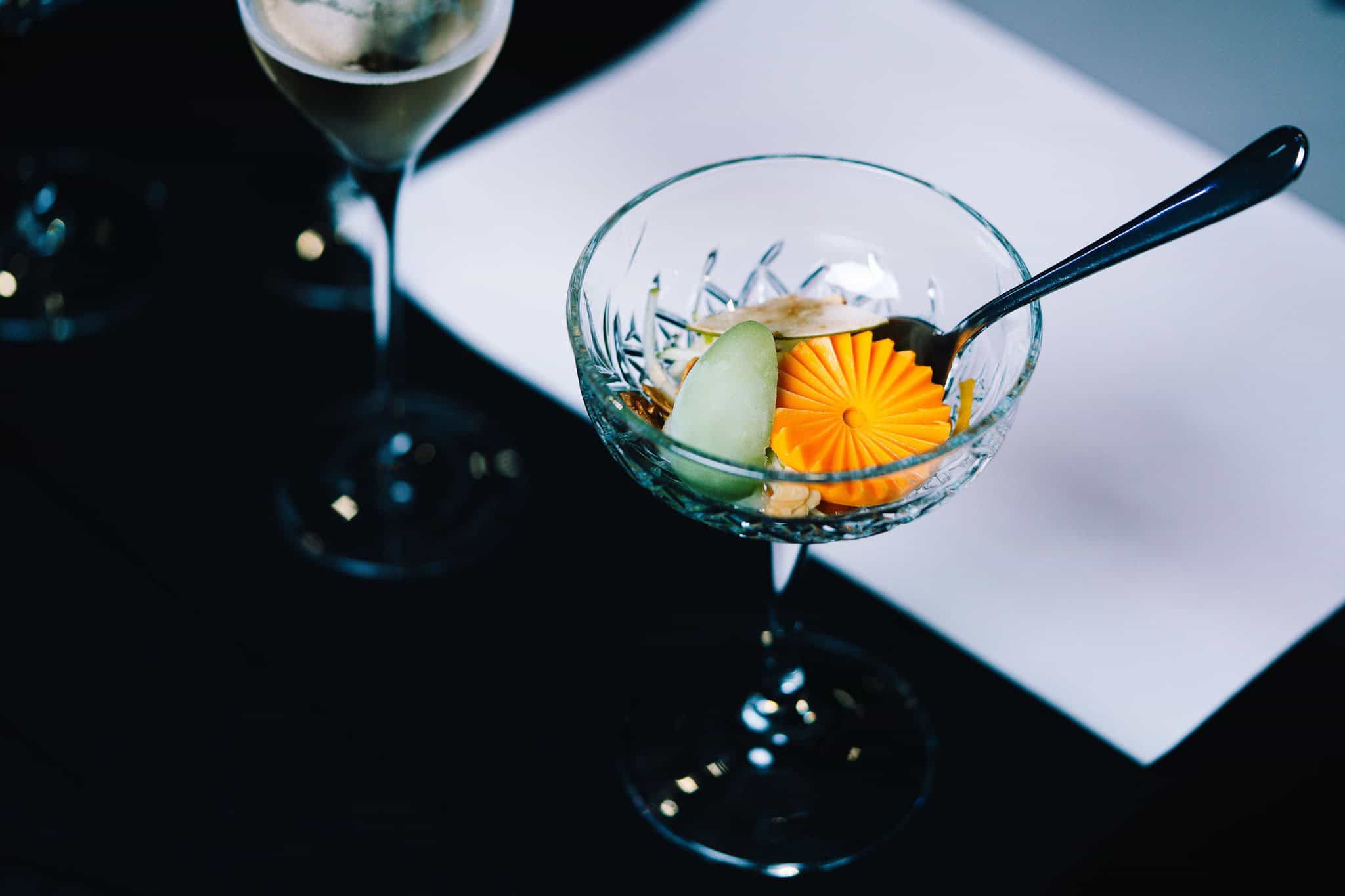 Elegante cocktail met fruit en ijs, perfect voor een volledige service ervaring.