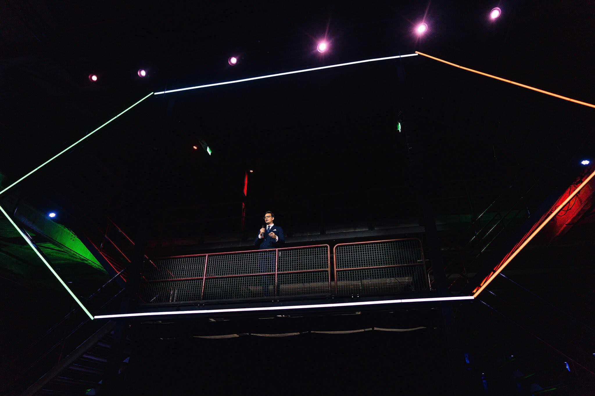 Innovatieve entertainmentervaring met kleurrijke neonverlichting en een presentator.