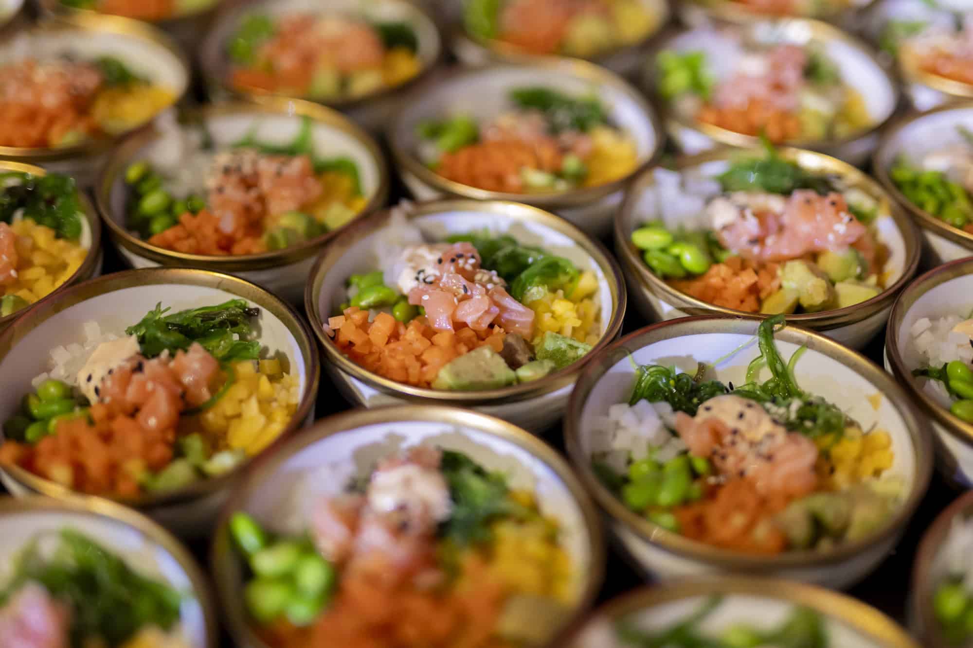 Kleine kommen met kleurrijke Koreaanse Bibimbap, gevuld met groenten, ei en saus.